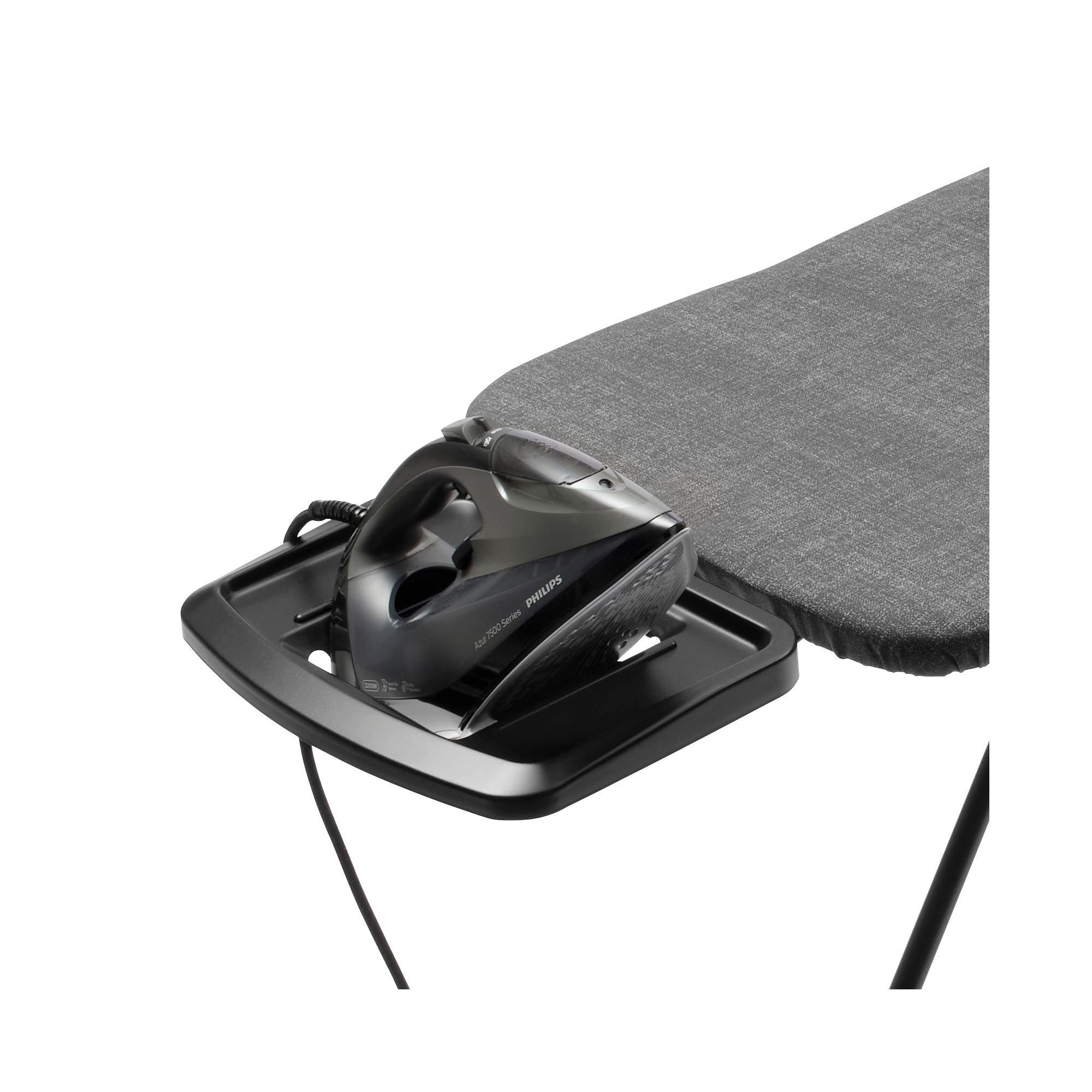 Fer à vapeur sur un support de table à repasser, avec plateau.