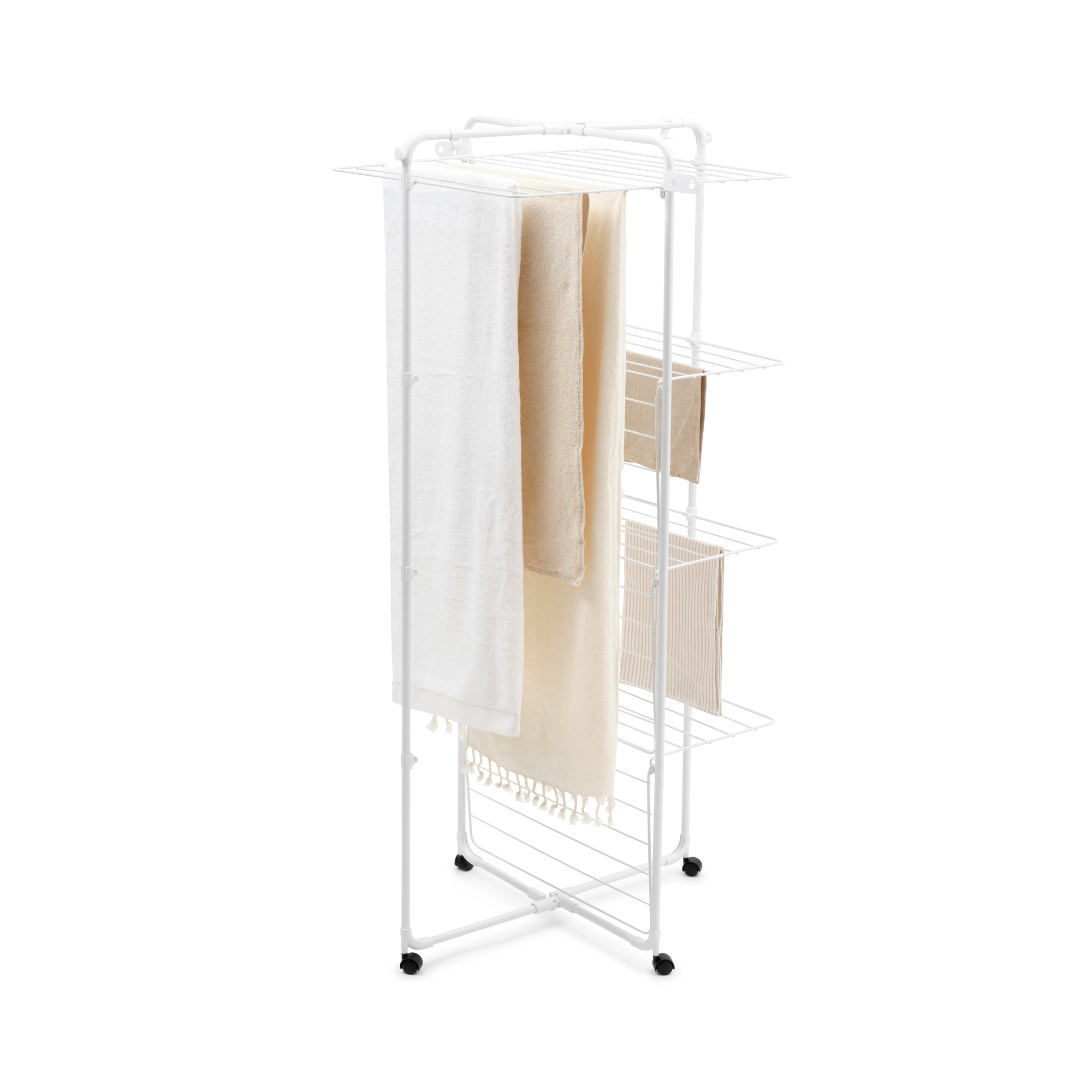 Een wit droogrek met wielen, met witte, beige en gestreepte handdoeken.