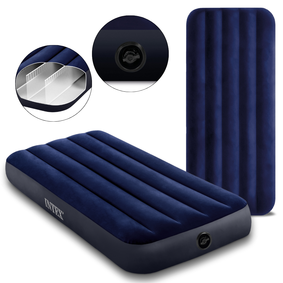 Ciemnoniebieski materac dmuchany z rowkami i detalami zaworu.