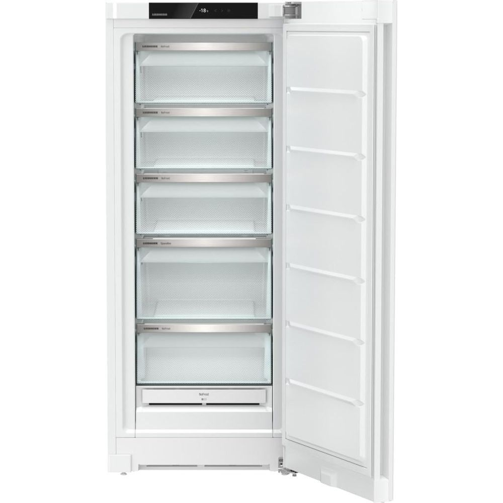 Un congelatore bianco con la porta aperta, che mostra cassetti trasparenti.