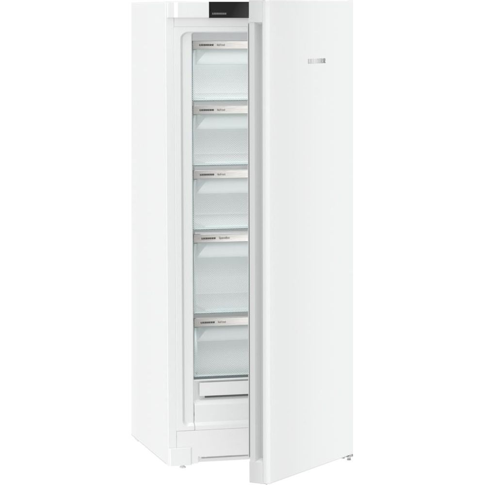 Un frigorifero bianco con la porta aperta, che rivela diversi cassetti trasparenti.