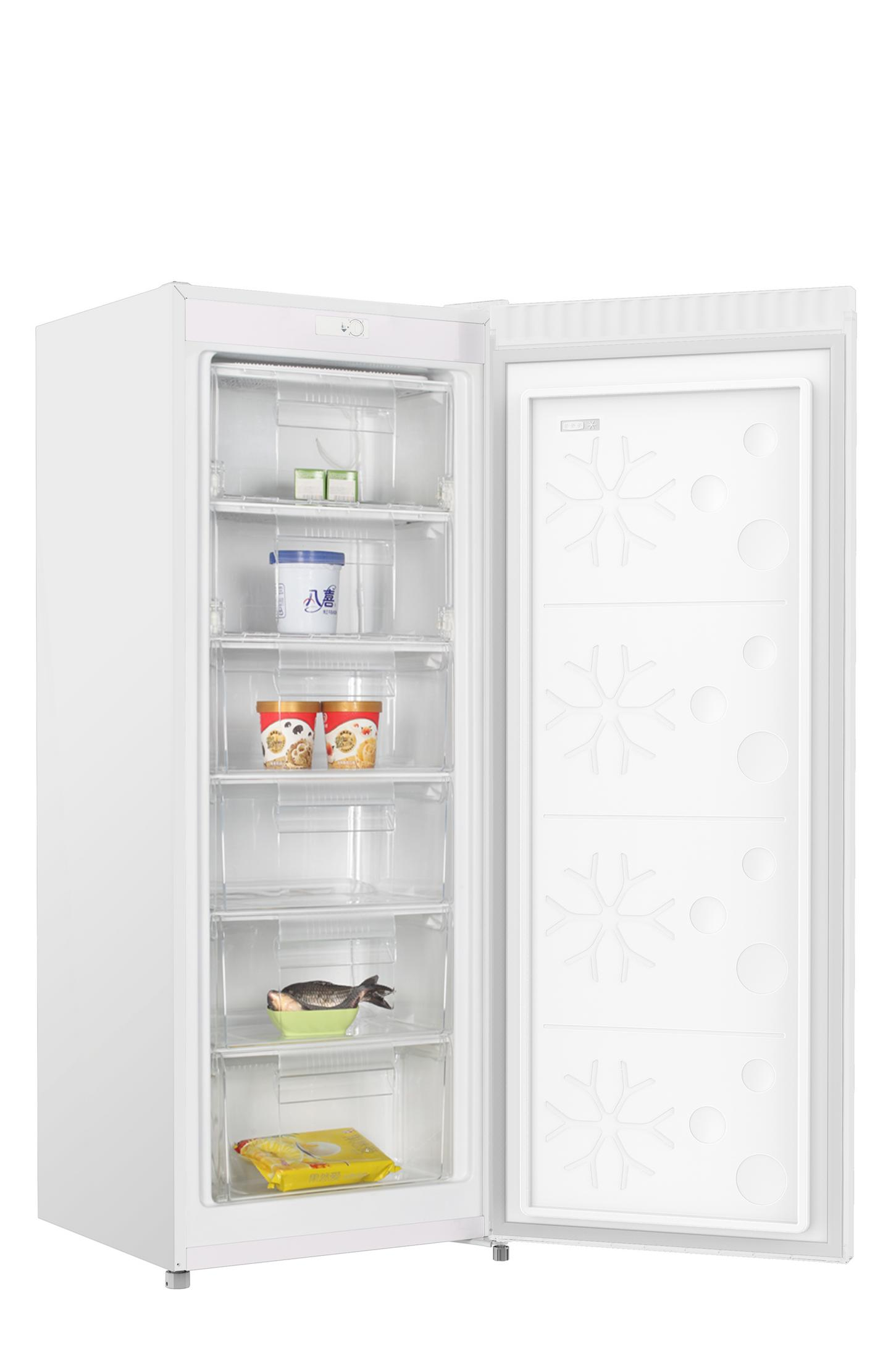 Offener weißer Gefrierschrank mit Eiscreme, Fisch und gefrorenen Lebensmitteln.