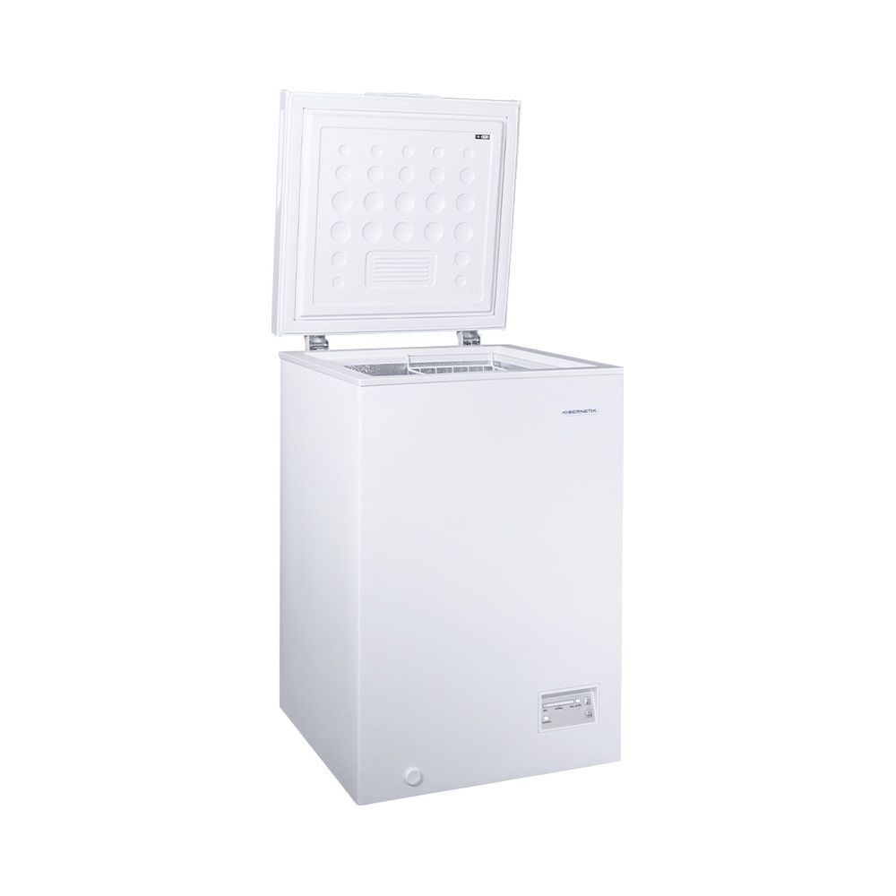 Un congelatore a pozzetto bianco con il coperchio aperto su sfondo bianco.