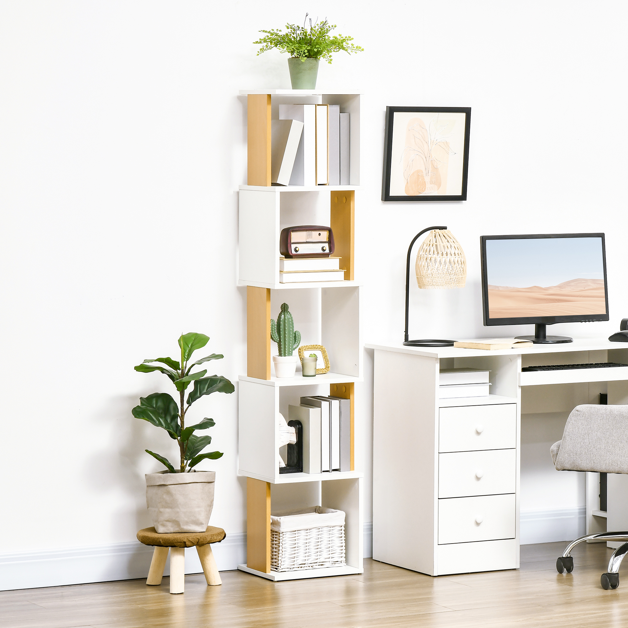 Un escritorio con monitor, lámpara, estantería y plantas.