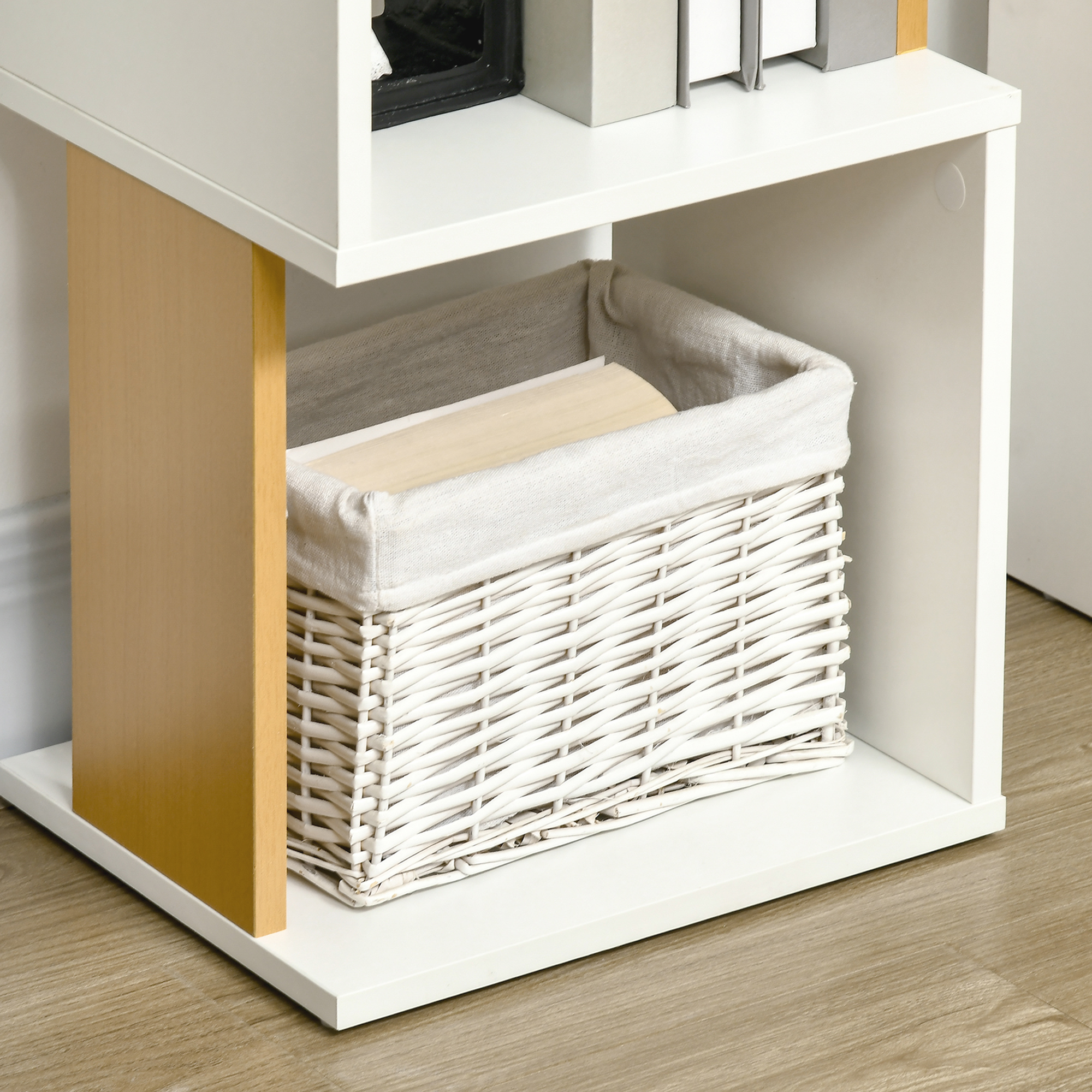Una cesta de mimbre blanca con forro de tela está en un estante blanco.