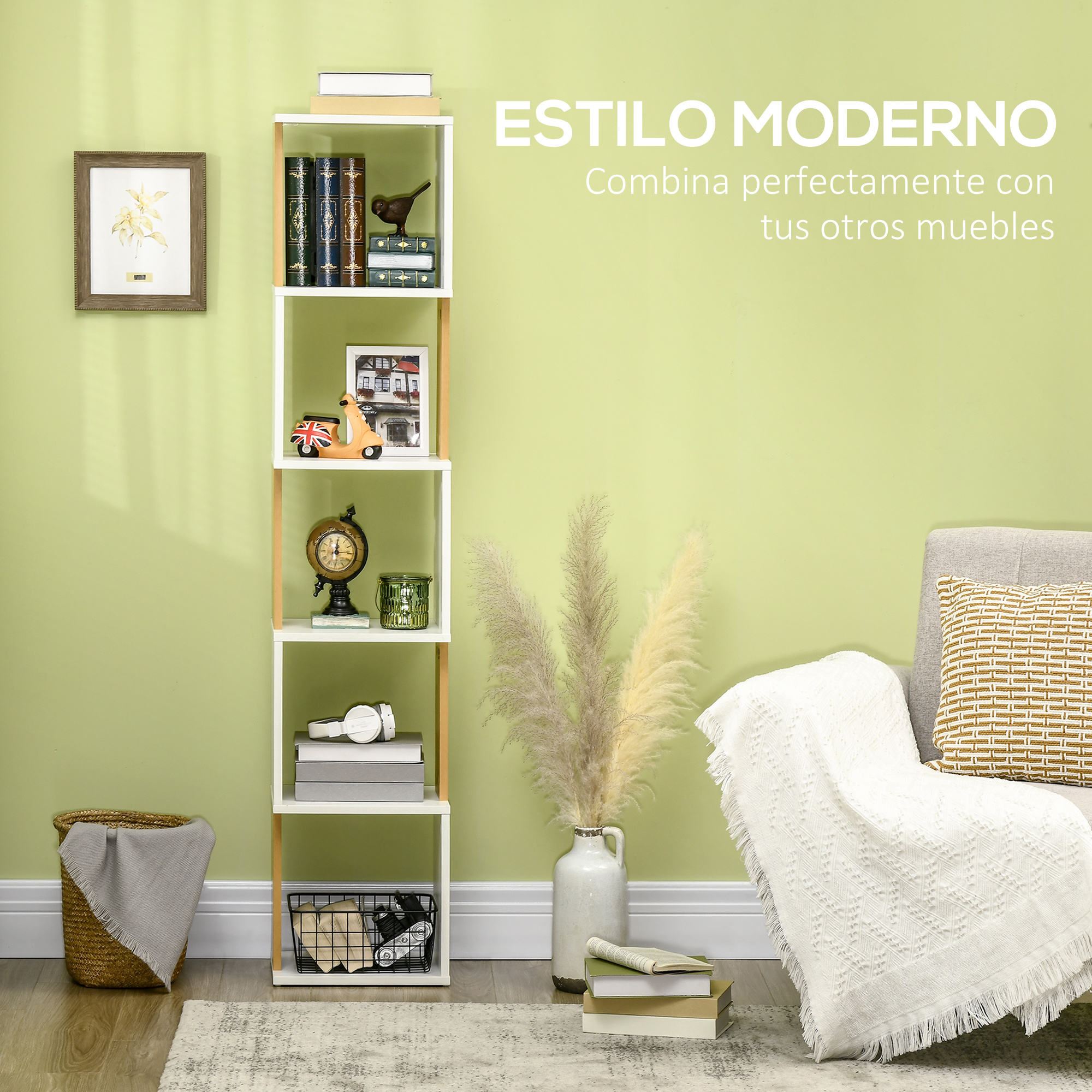 Una estantería estrecha y alta junto a un sofá. Se ven objetos decorativos.