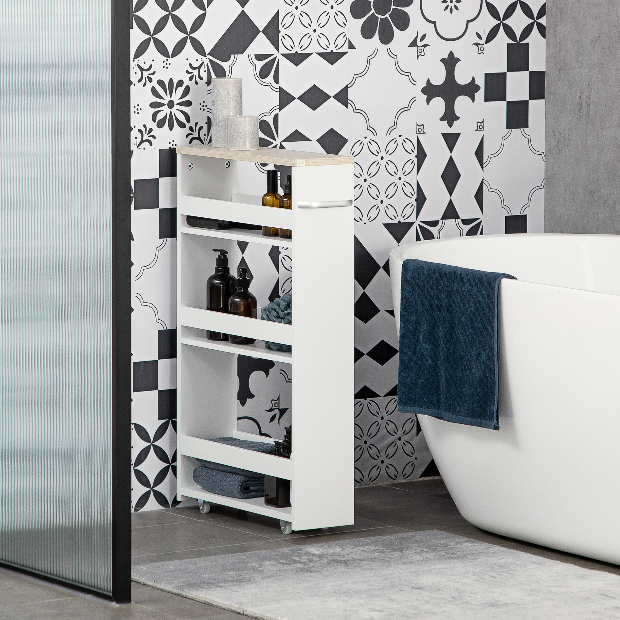 Un estante blanco con productos de baño junto a una bañera blanca con toalla azul.