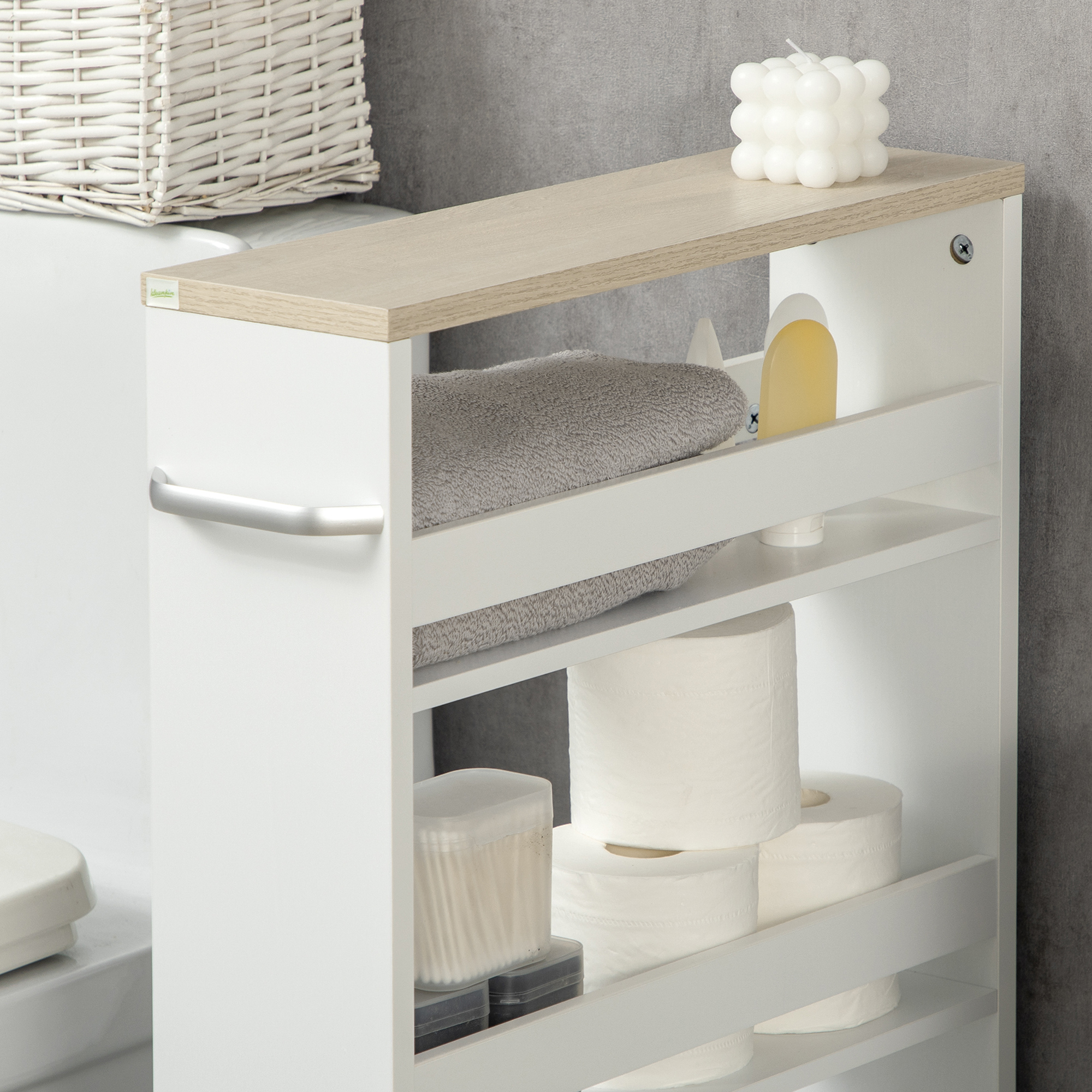Un estante blanco con artículos de baño como papel higiénico y toallas.