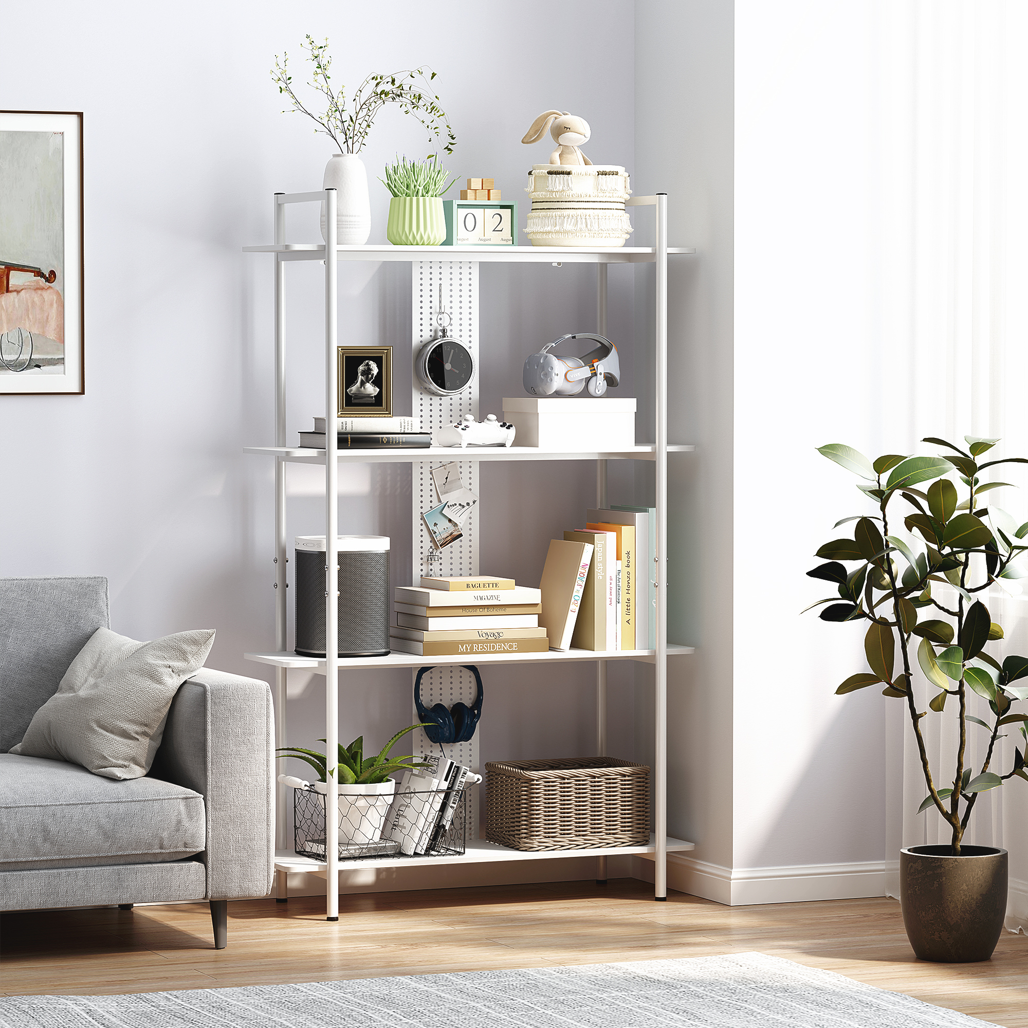 Una estantería blanca con libros, plantas y objetos decorativos junto a un sofá.