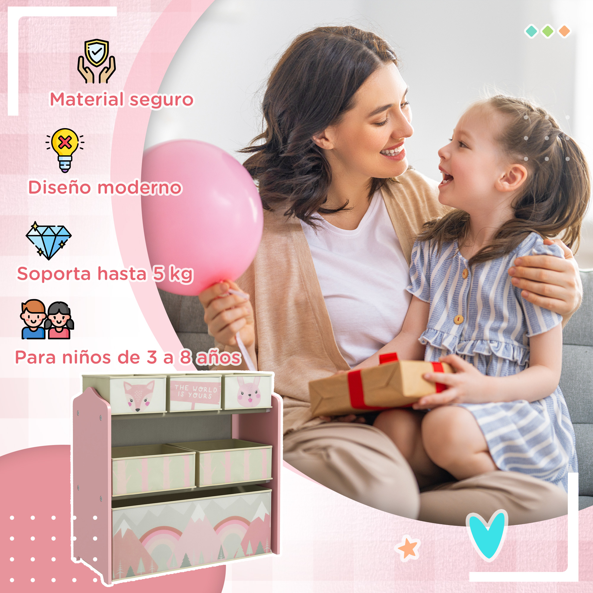 Madre e hija sonriendo, madre con regalo. Estantería rosa de juguetes.