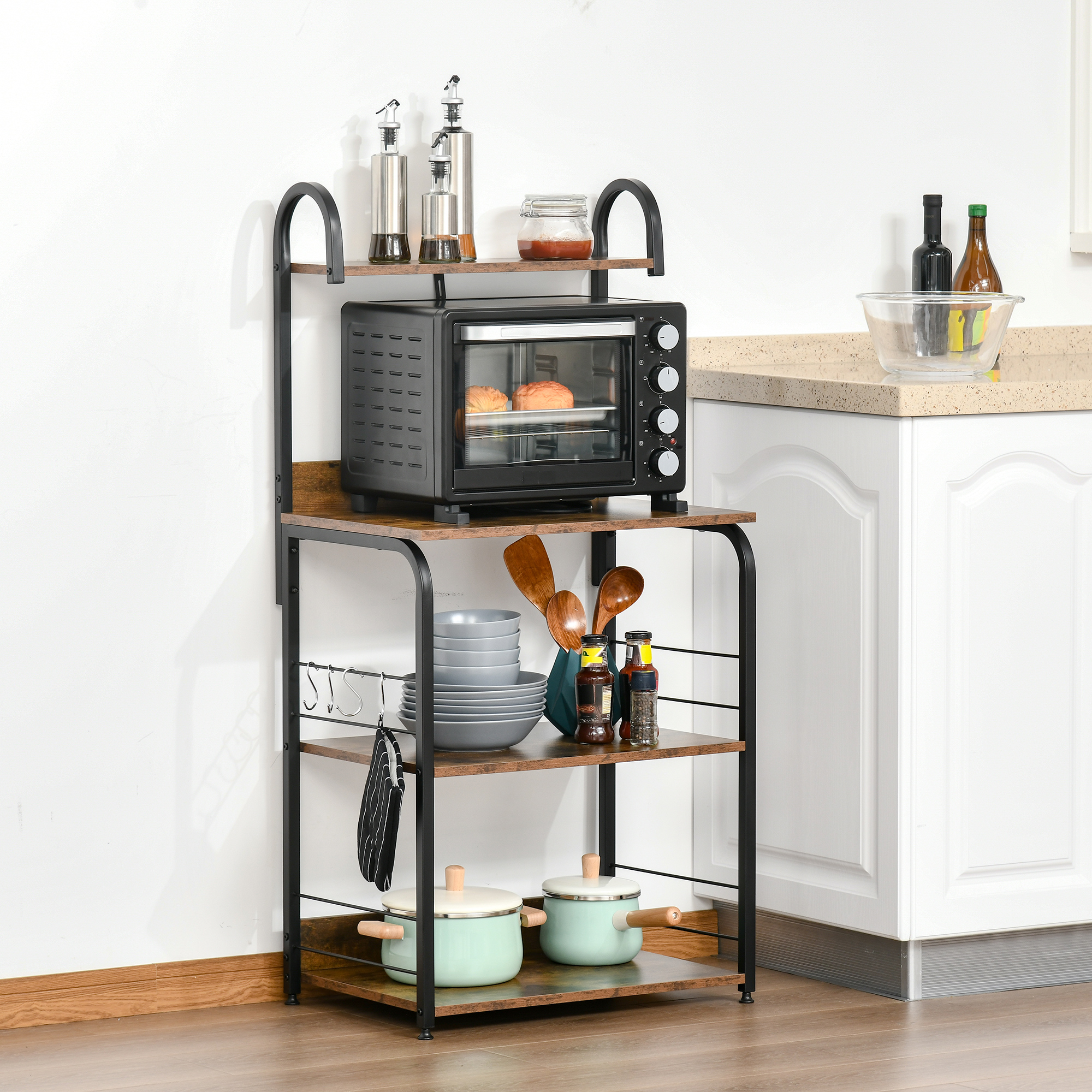 Estantería de cocina con horno, vajilla, ollas y botellas.