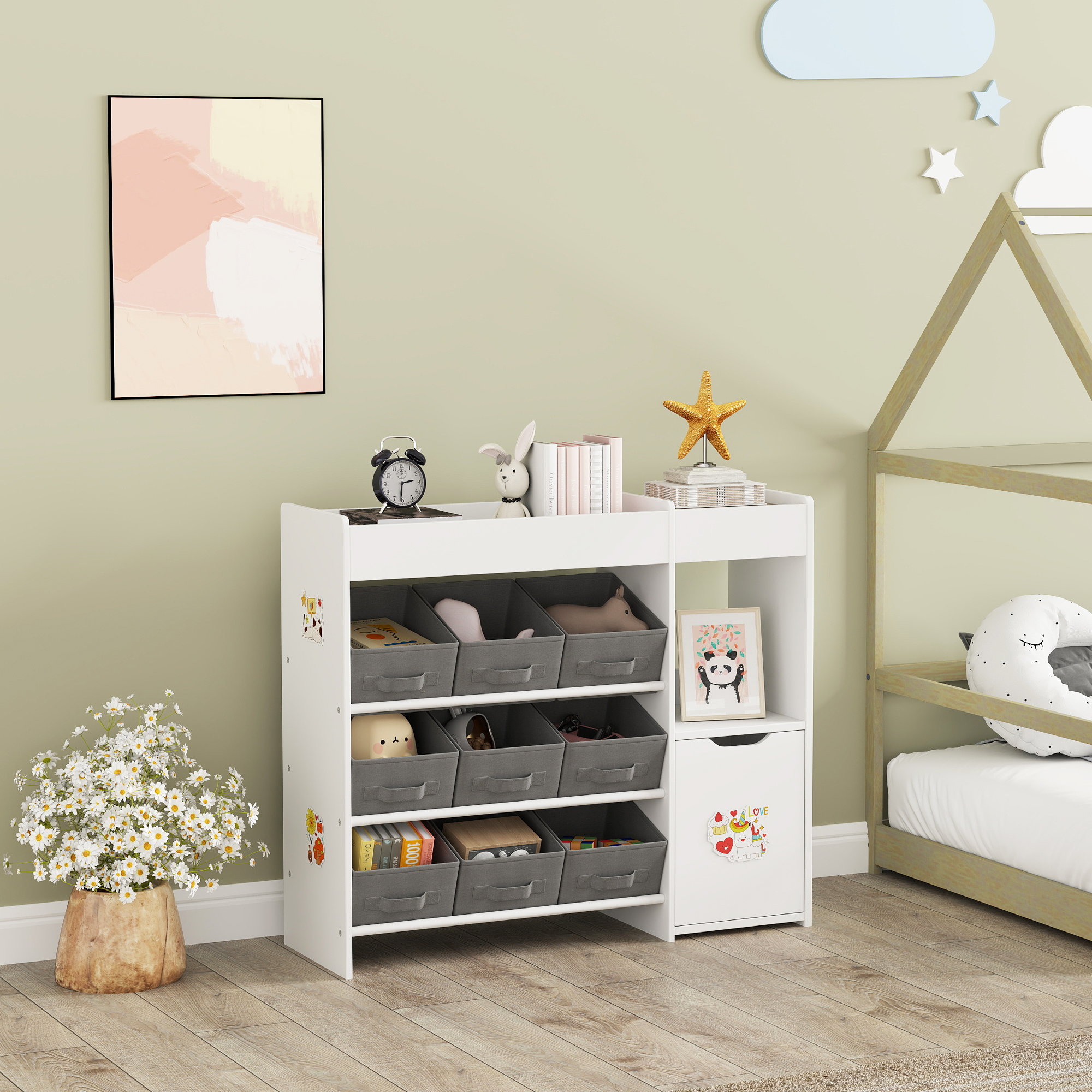 Un estante blanco con cubos de tela grises, juguetes, libros y decoraciones.