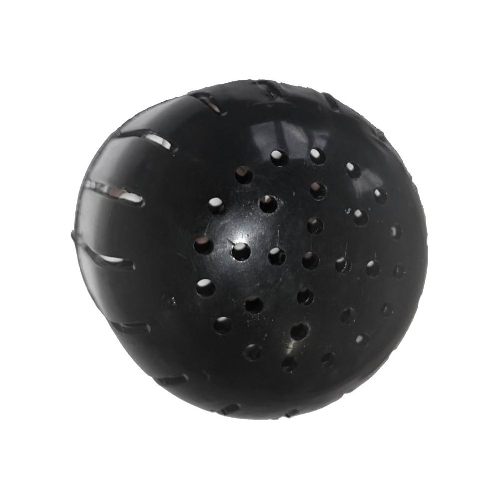 Ein schwarzer, perforierter Ball mit Schlitzen, isoliert auf weißem Hintergrund.