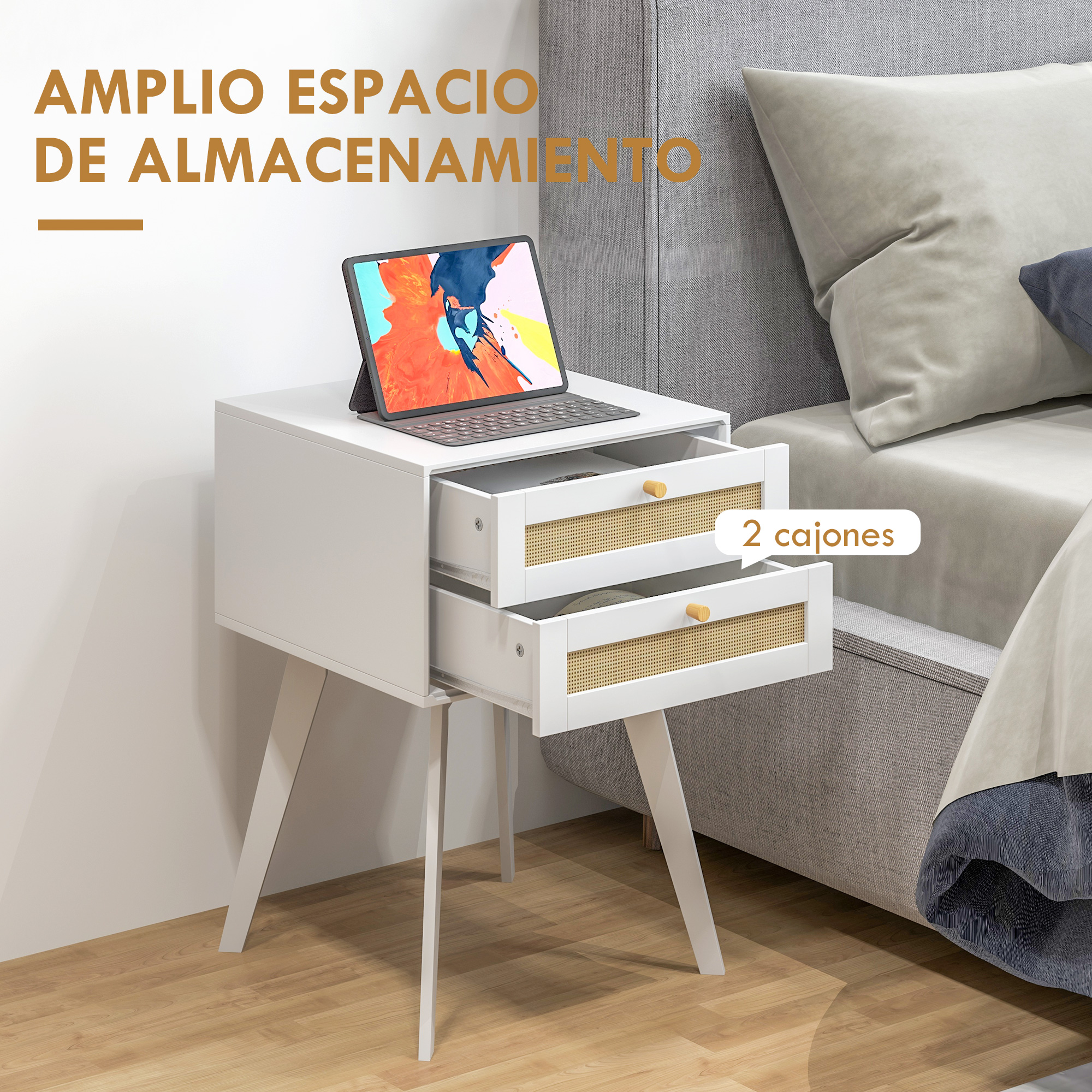 Un 'mesita de noche blanca con dos cajones abiertos, una tablet y una cama al fondo.