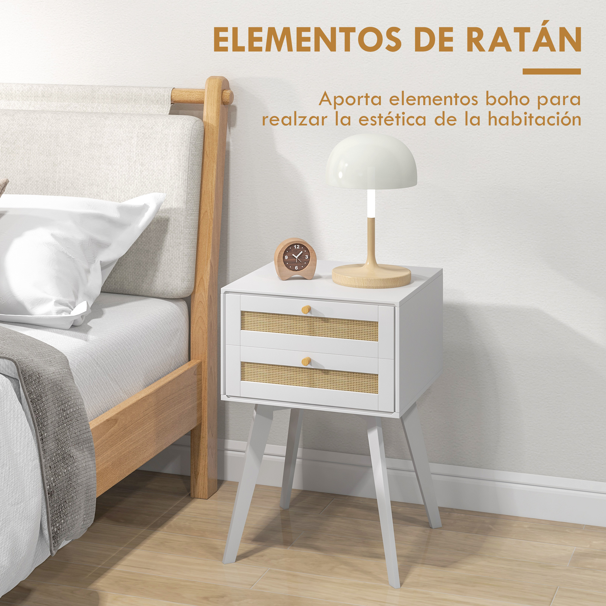 Mesita de noche blanca con inserciones de ratán junto a una cama, con lámpara y reloj.