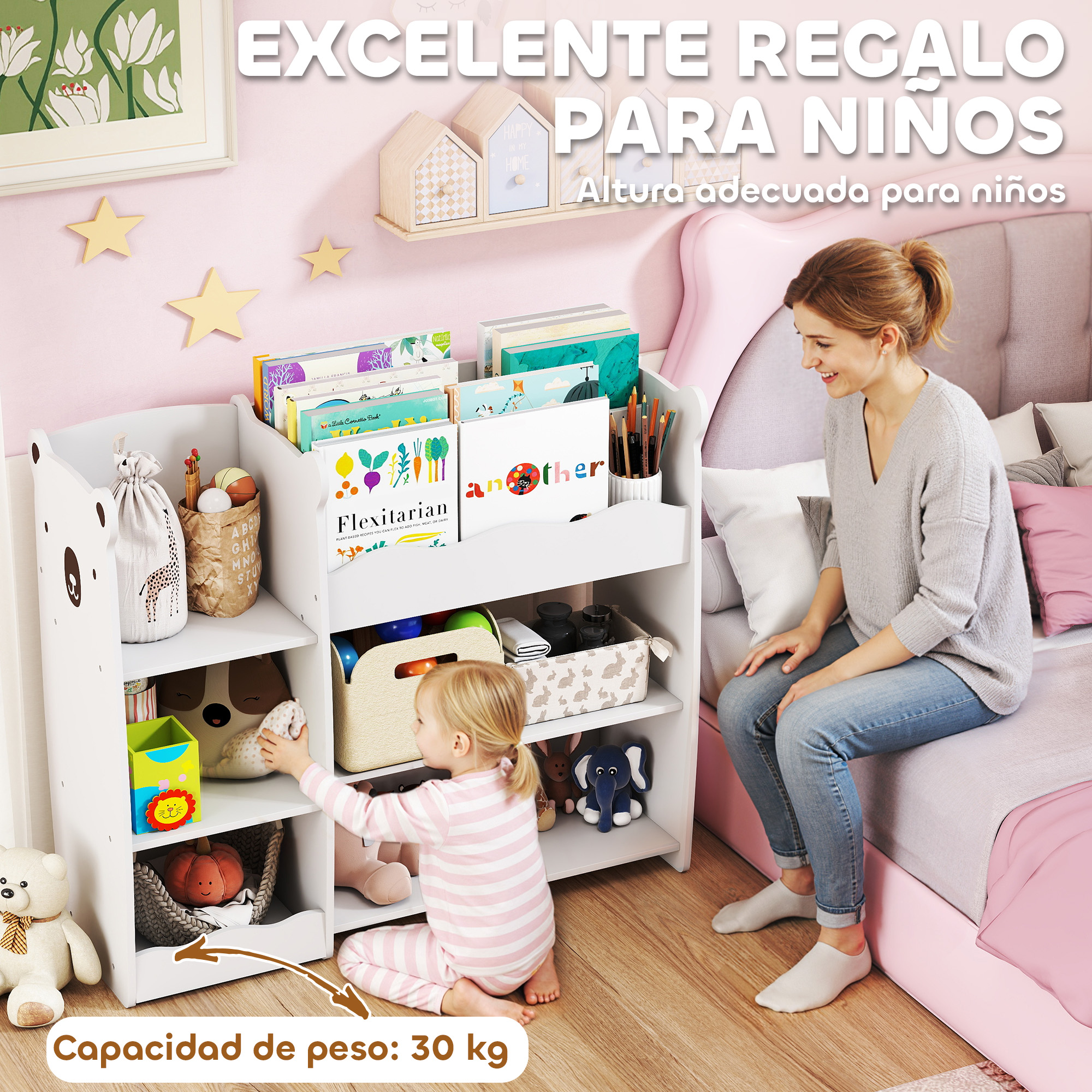 Una niña juega en una estantería, una mujer se sienta a su lado.