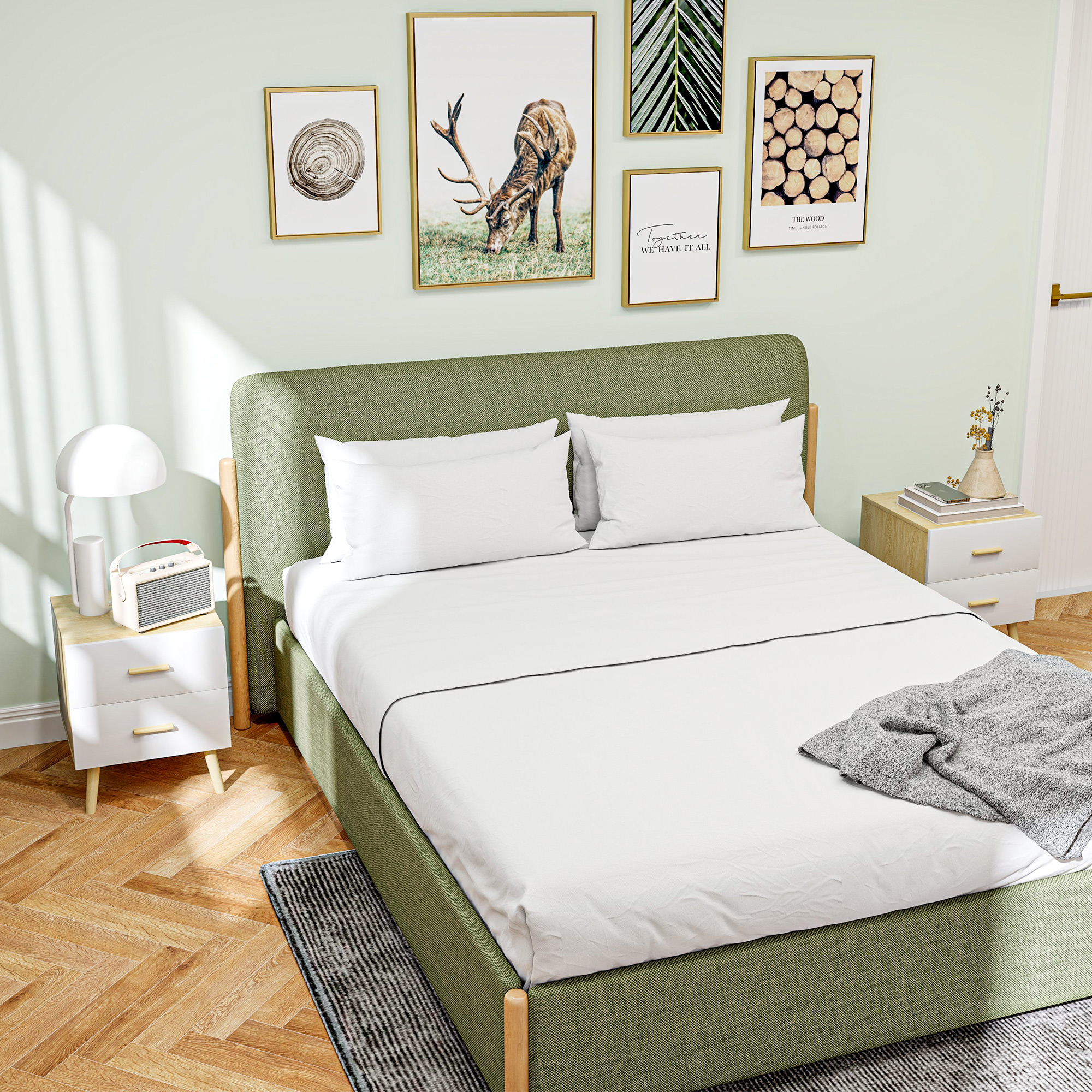 Una cama verde con sábanas y almohadas blancas, flanqueada por mesitas.