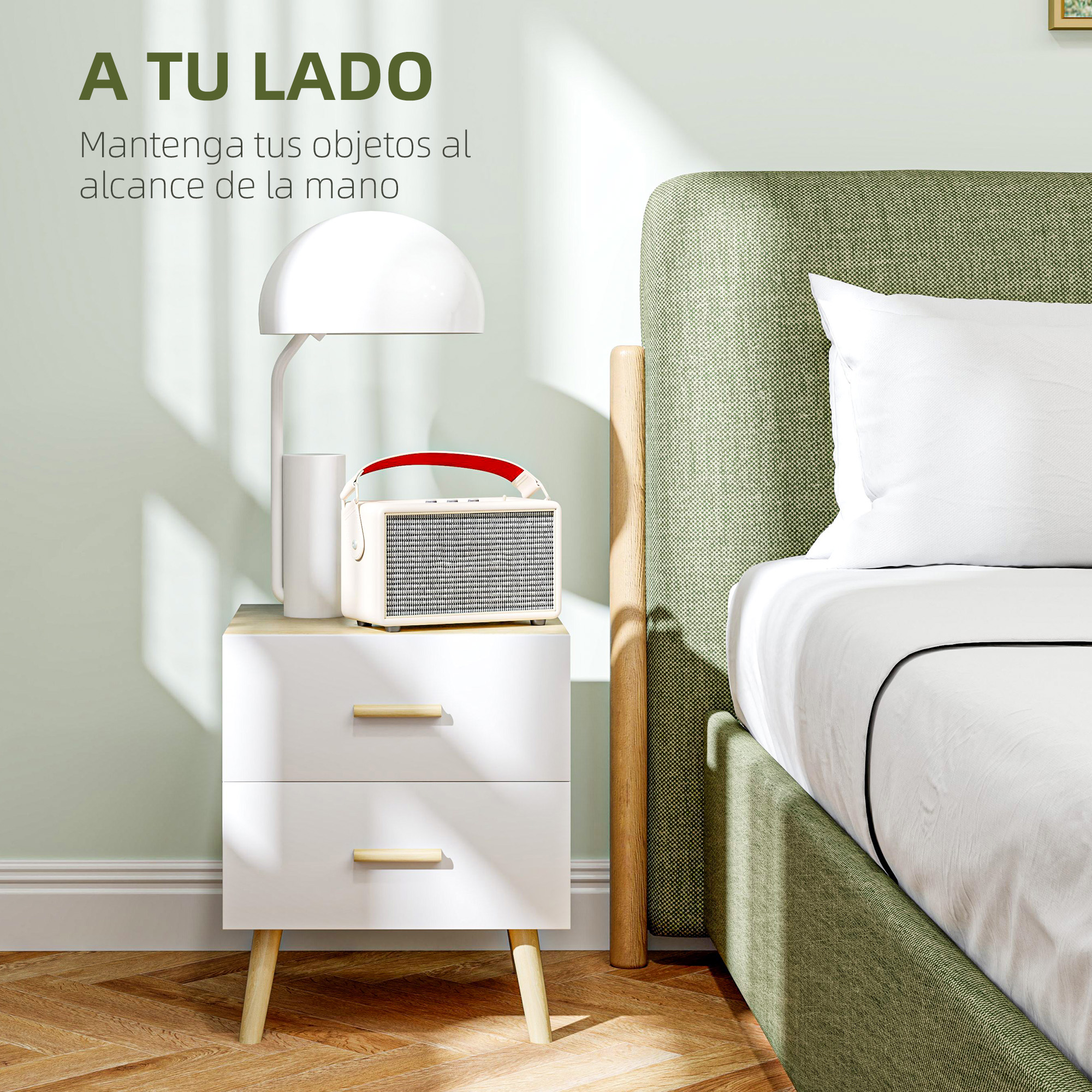 Una mesita de noche con lámpara y altavoz junto a una cama verde.