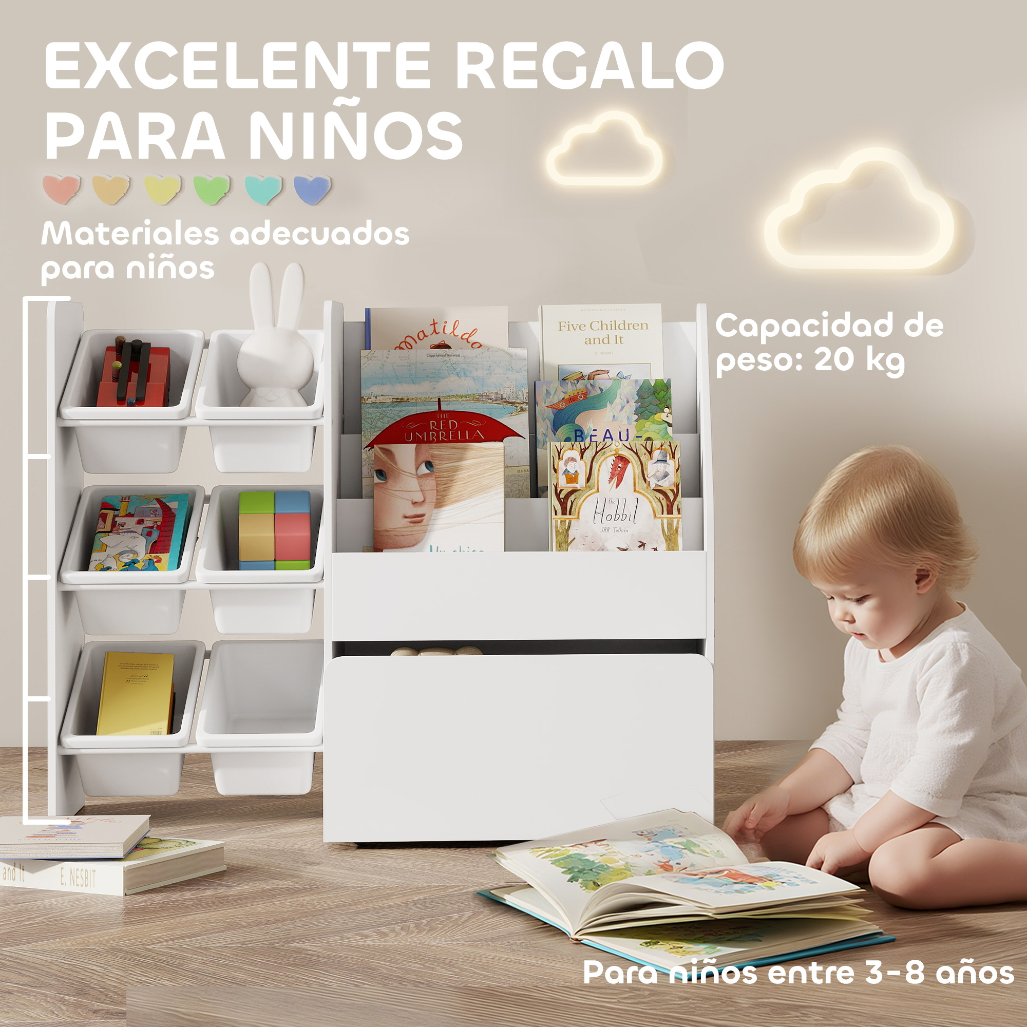 Un niño pequeño lee un libro frente a una estantería blanca con juguetes y libros.
