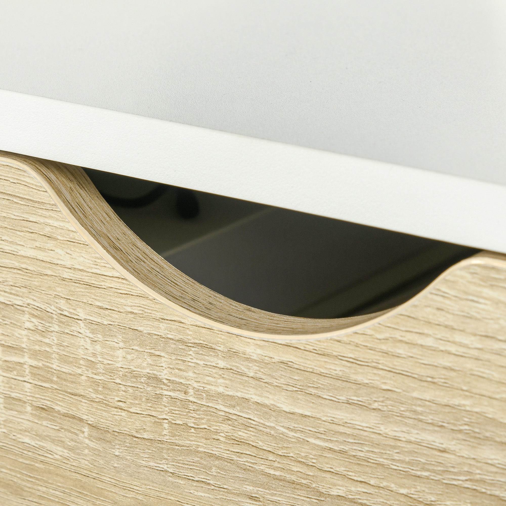 Primer plano de un cajón con veta de madera y superficie superior blanca.