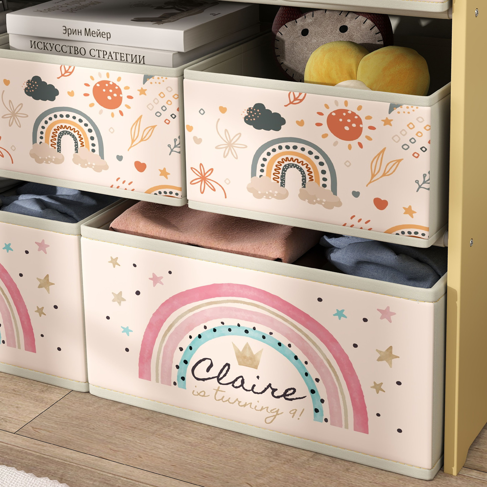 Libros y juguetes en un estante, con cajas de almacenamiento coloridas.