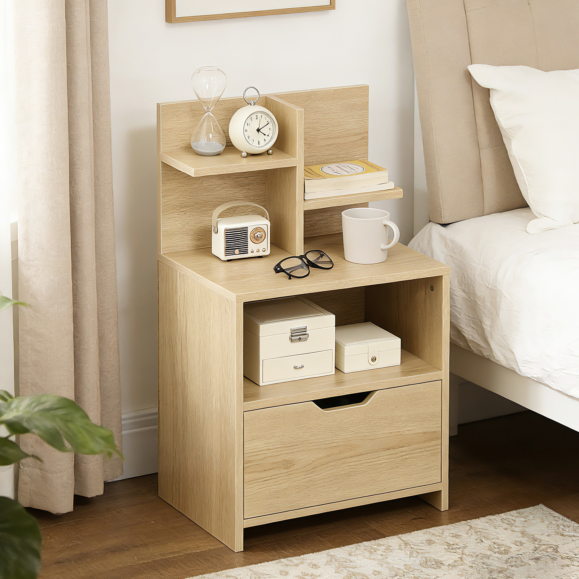 Mesita de noche de madera con reloj, radio, gafas, libro y cajas.