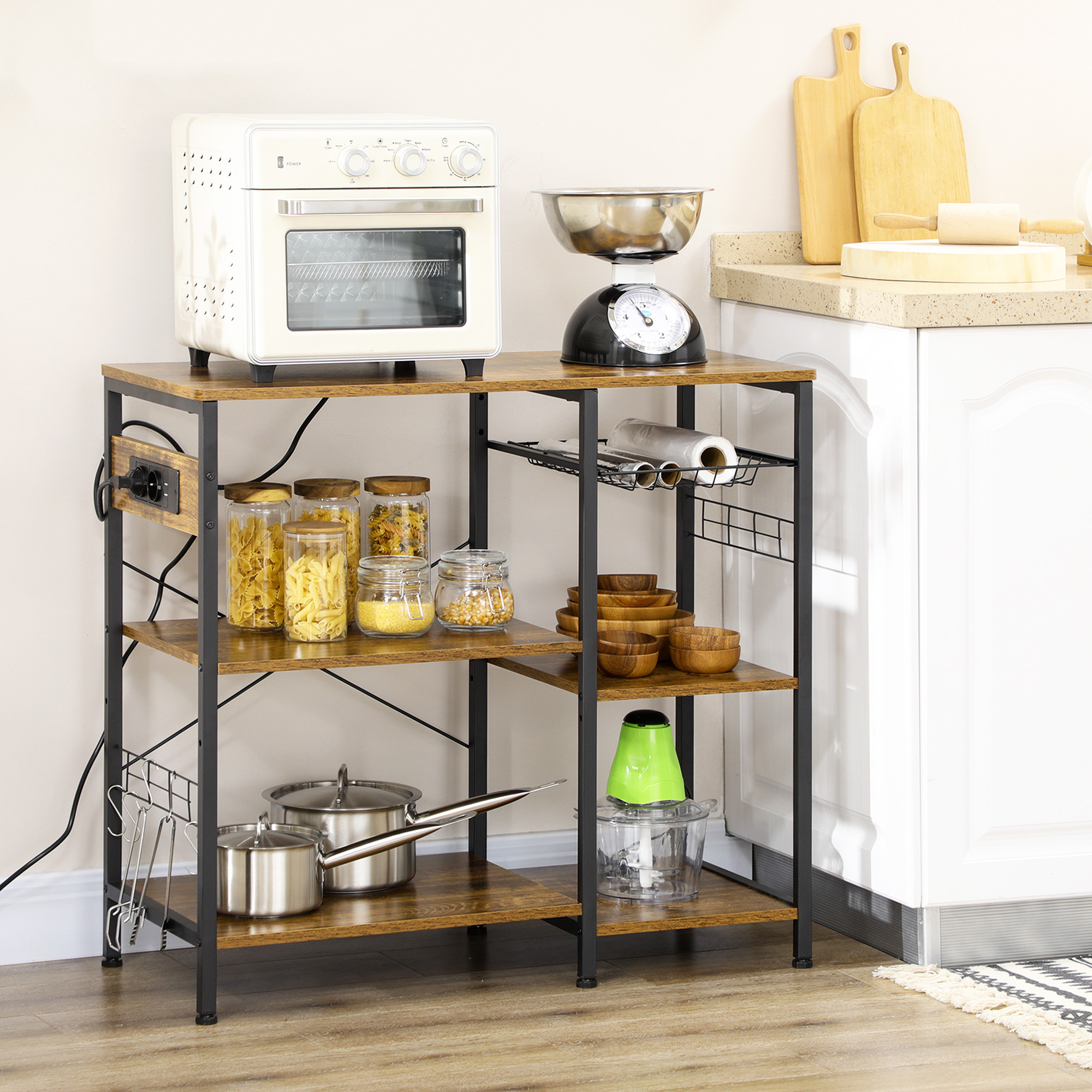 Estante de cocina con horno, báscula, frascos, ollas y utensilios.