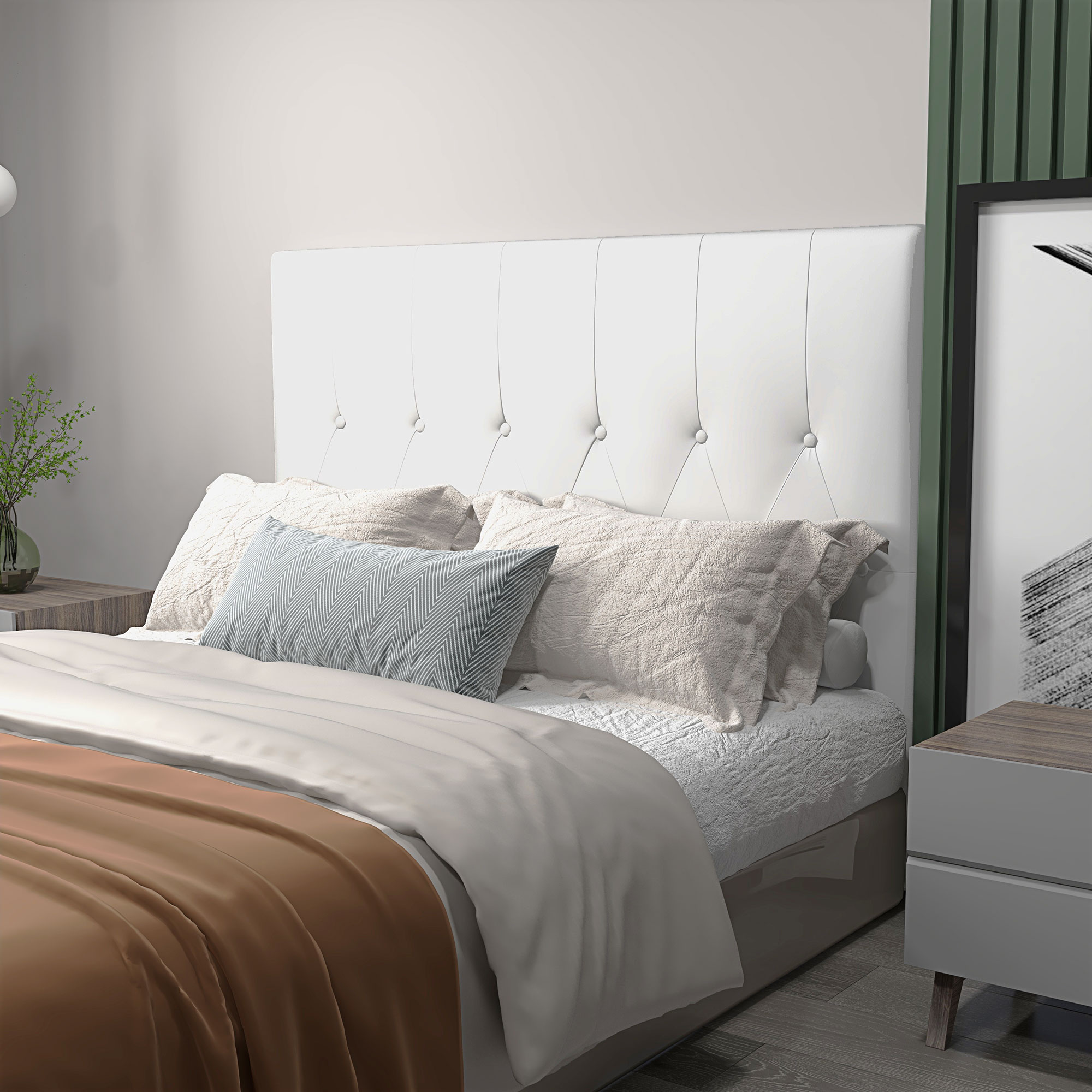 Una cama con cabecero blanco, manta marrón y almohadas a rayas.