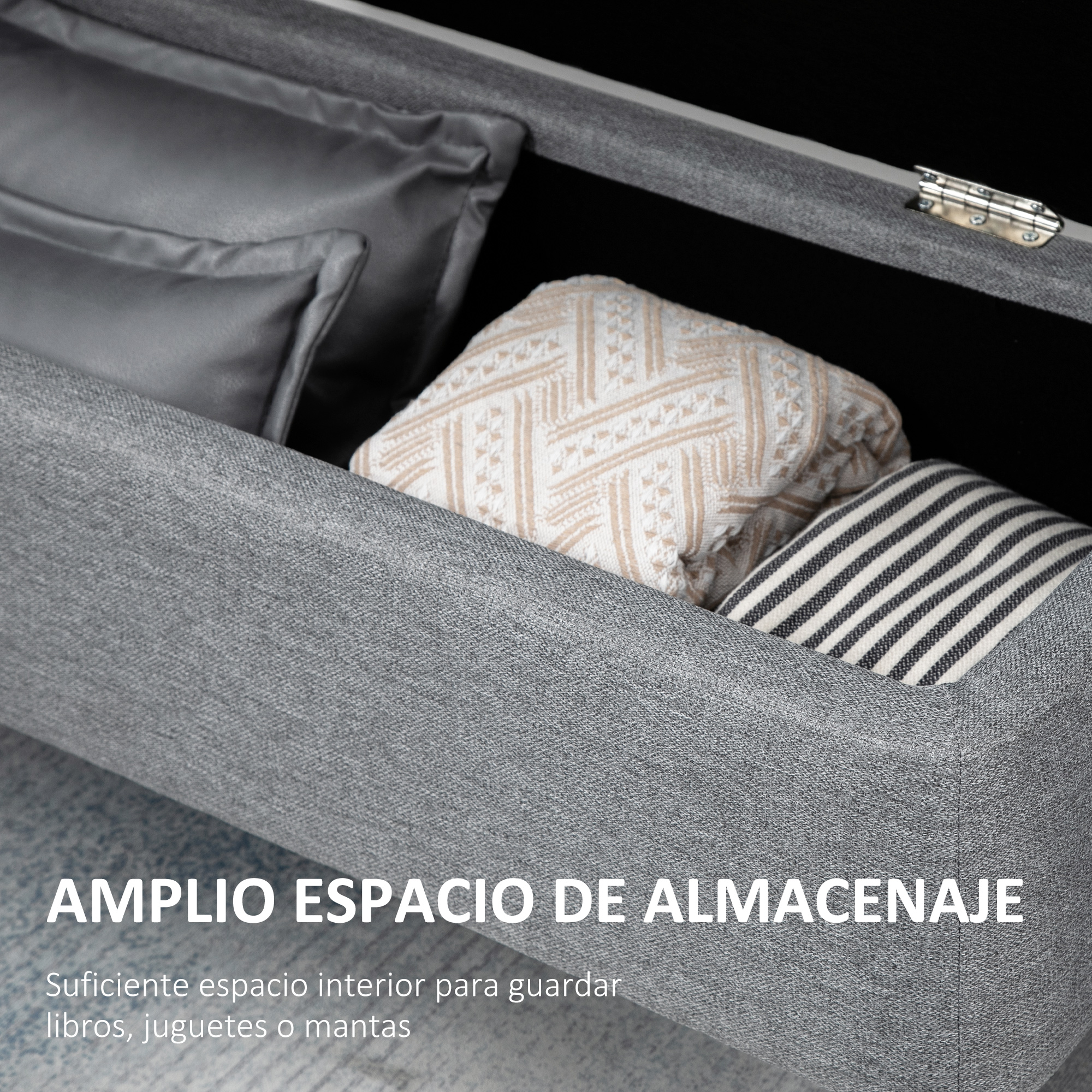 Espacio de almacenamiento de sofá gris con cojines.