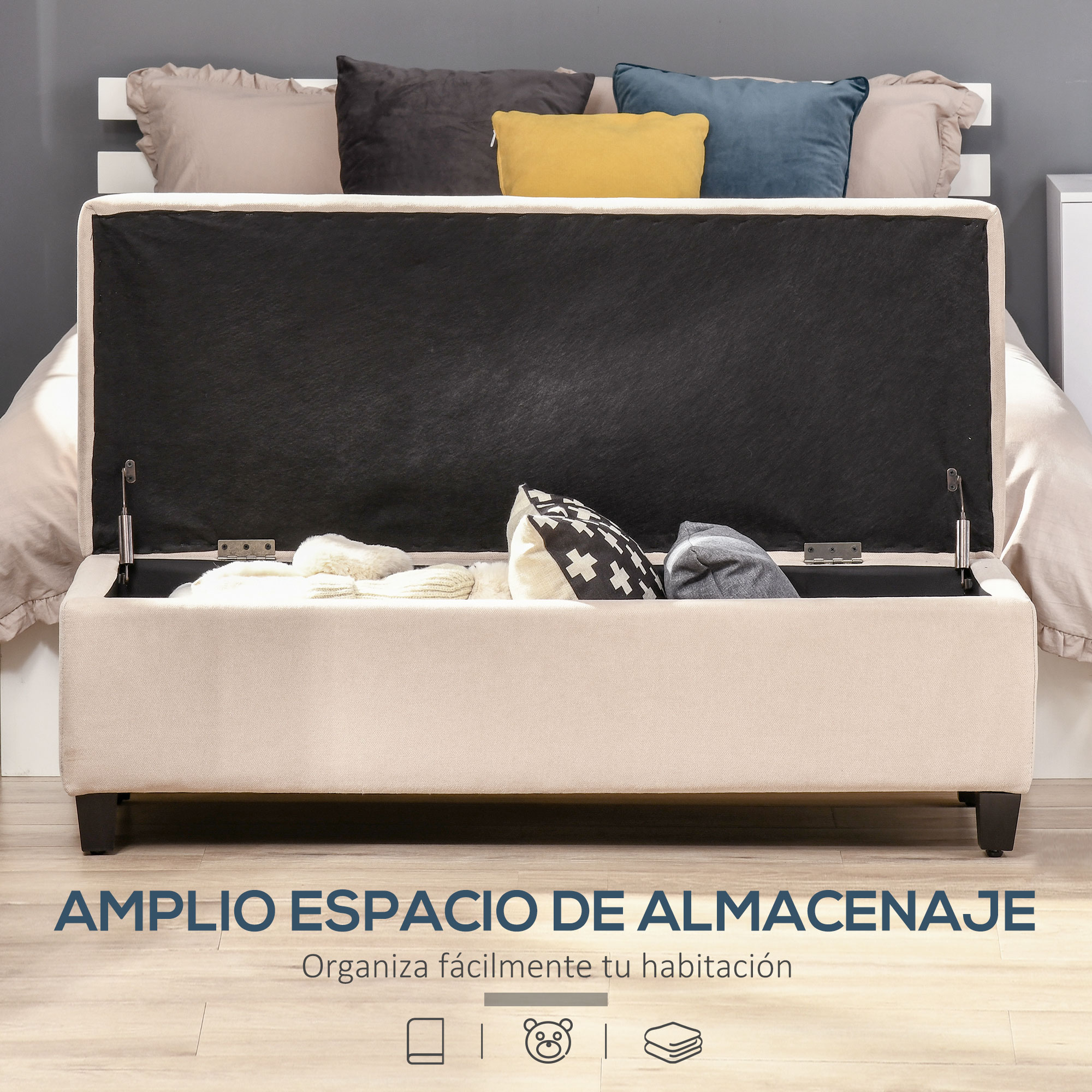 Banqueta de almacenamiento beige con tapa abierta, llena de cojines.