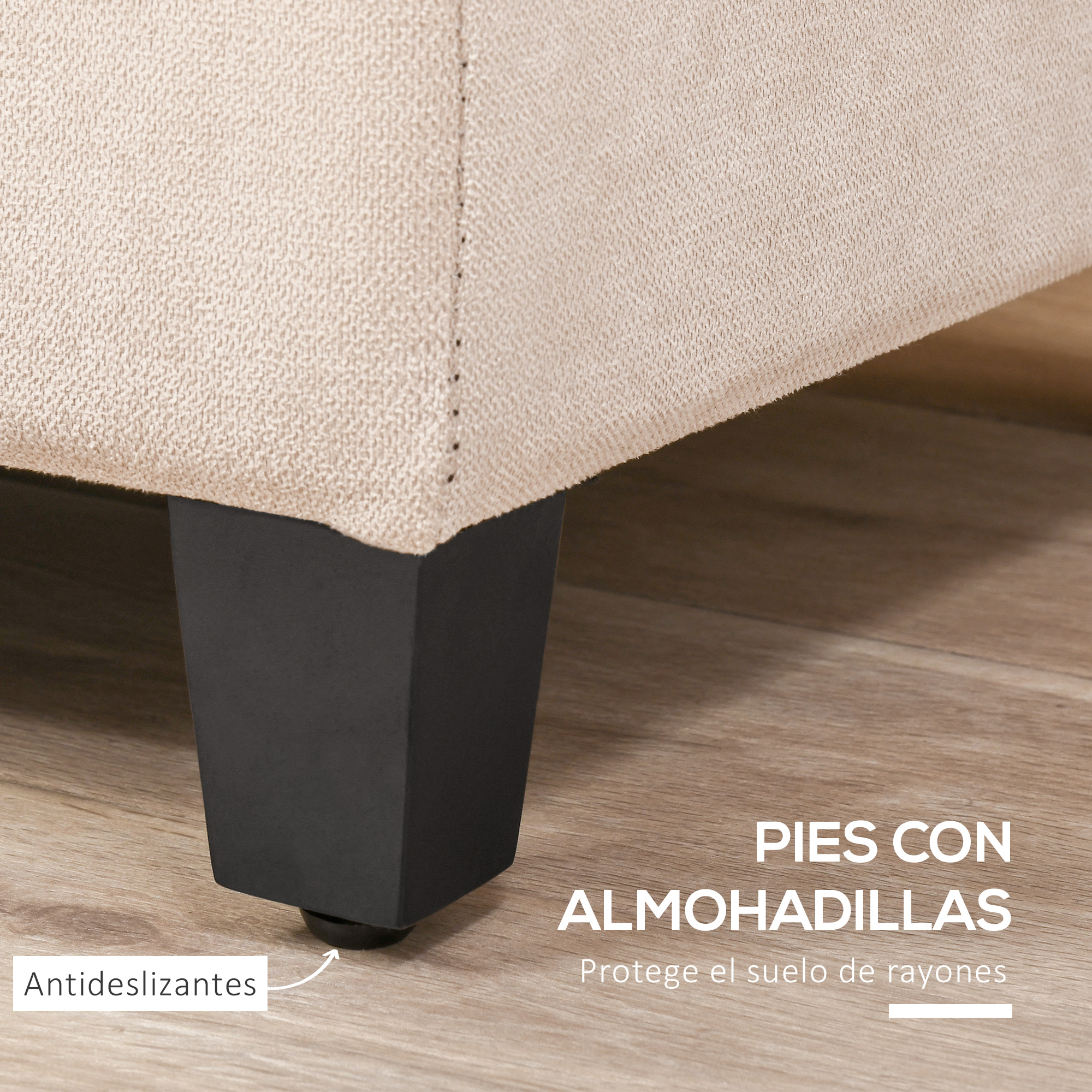 Mueble de tela beige con patas negras y almohadillas antideslizantes.
