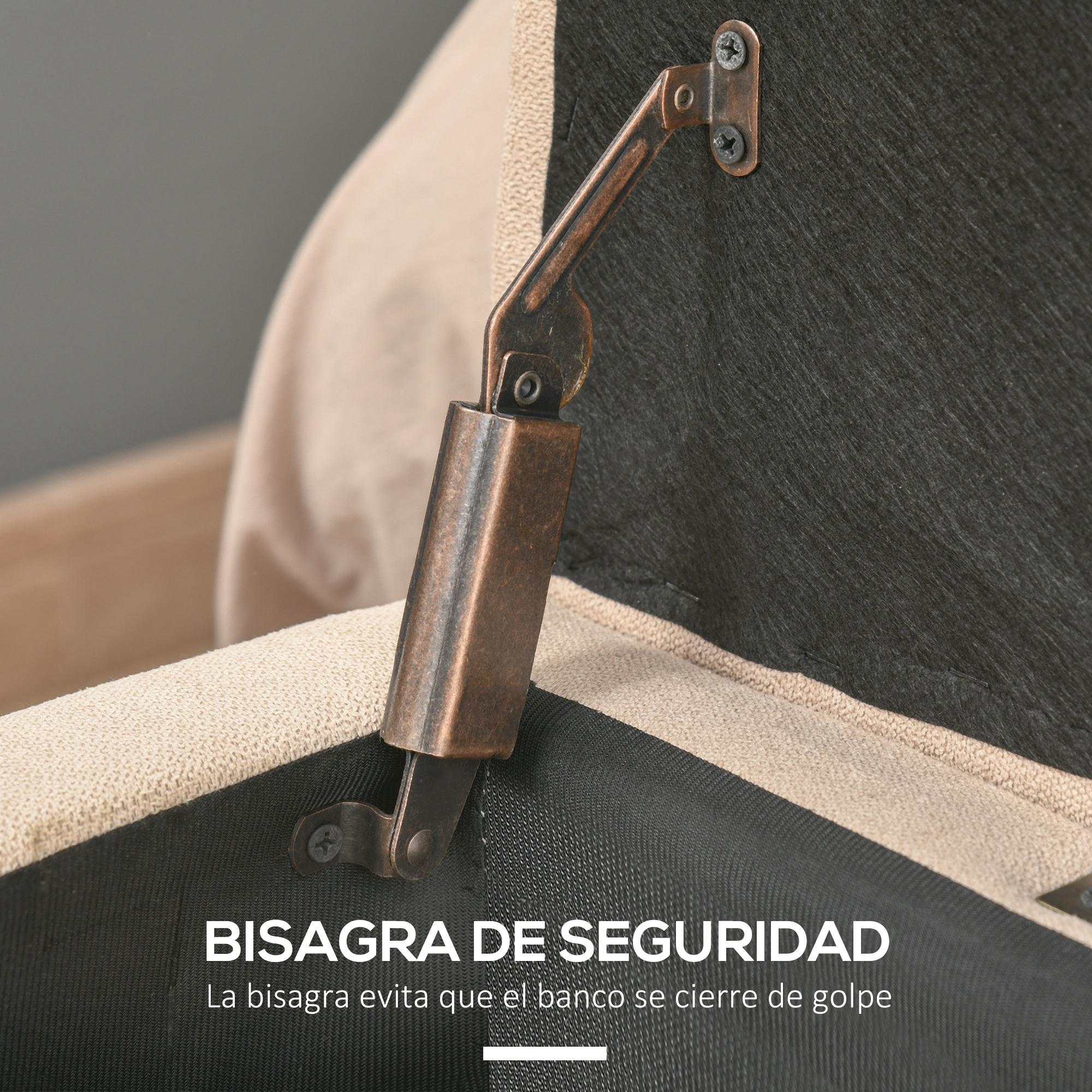 Un herraje de bisagra de color bronce en un mueble beige claro.