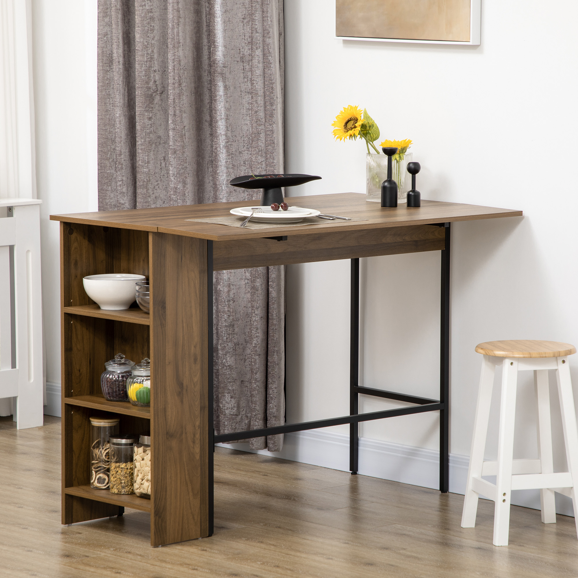 Una mesa de bar de madera con estantes, adornada con flores y platos, con un taburete al lado.