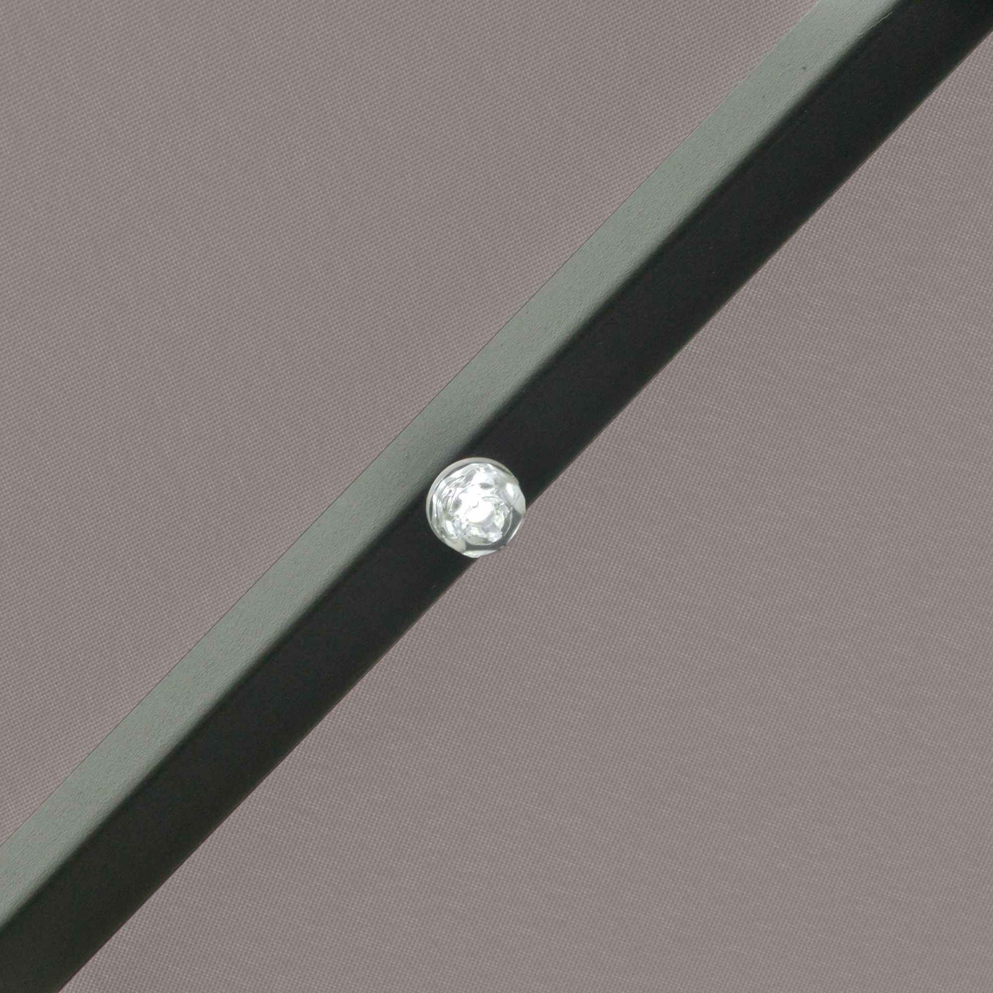 Un tessuto grigio con una barra scura e una piccola luce brillante.