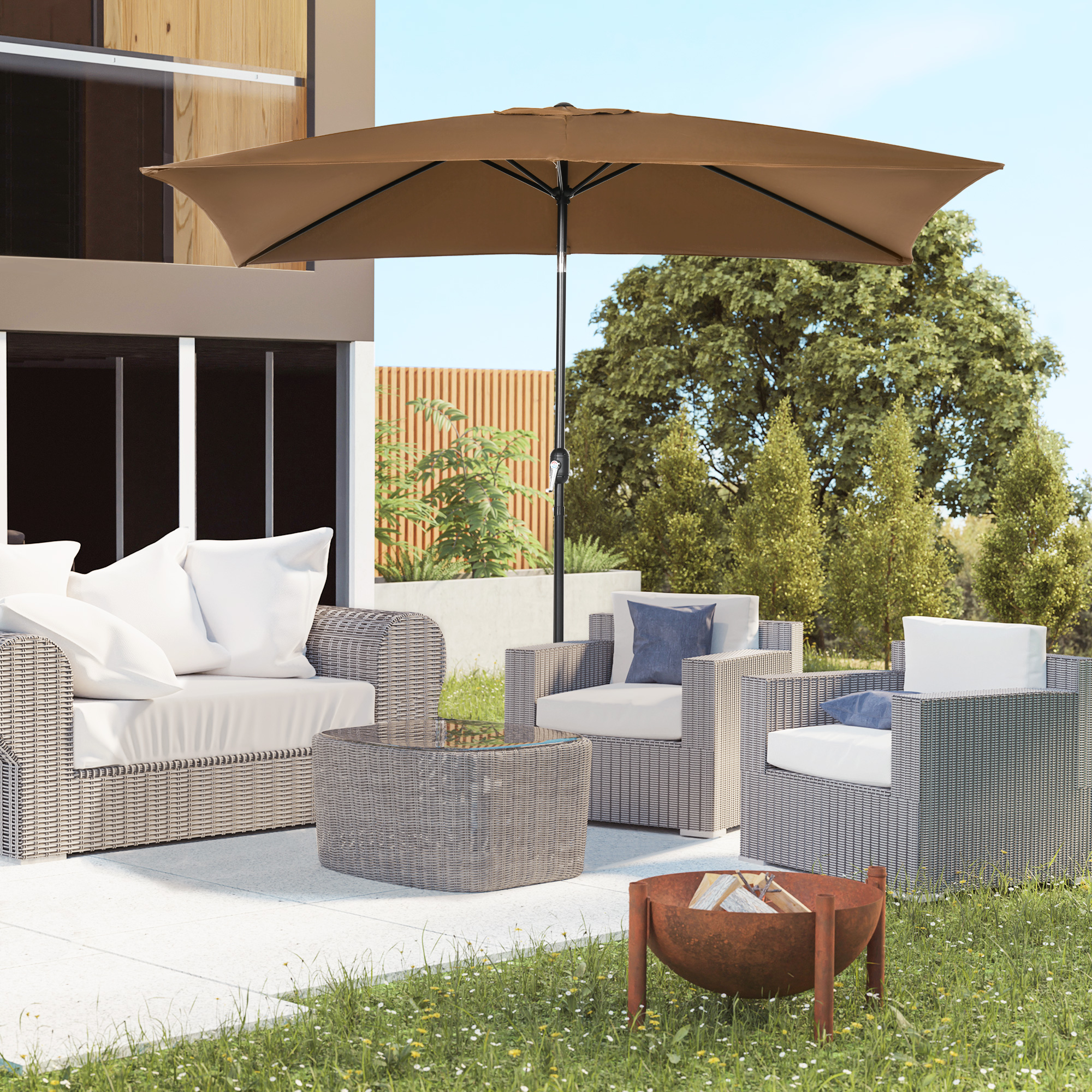 Salotto da giardino in rattan con ombrellone, tavolino e braciere.