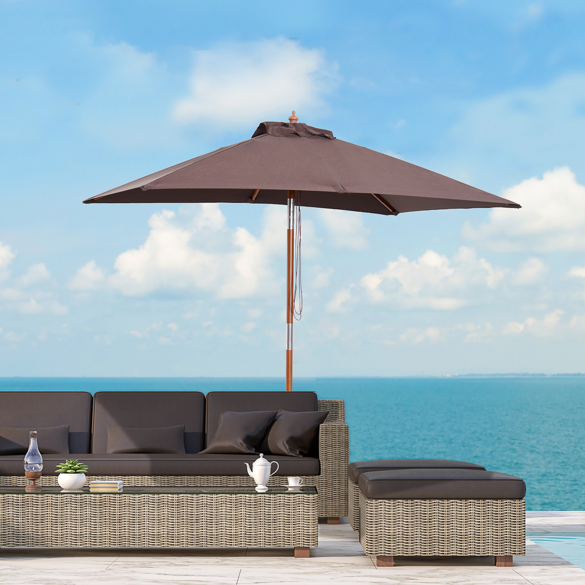 Arredamento da giardino marrone con ombrellone sul mare sotto cielo blu.