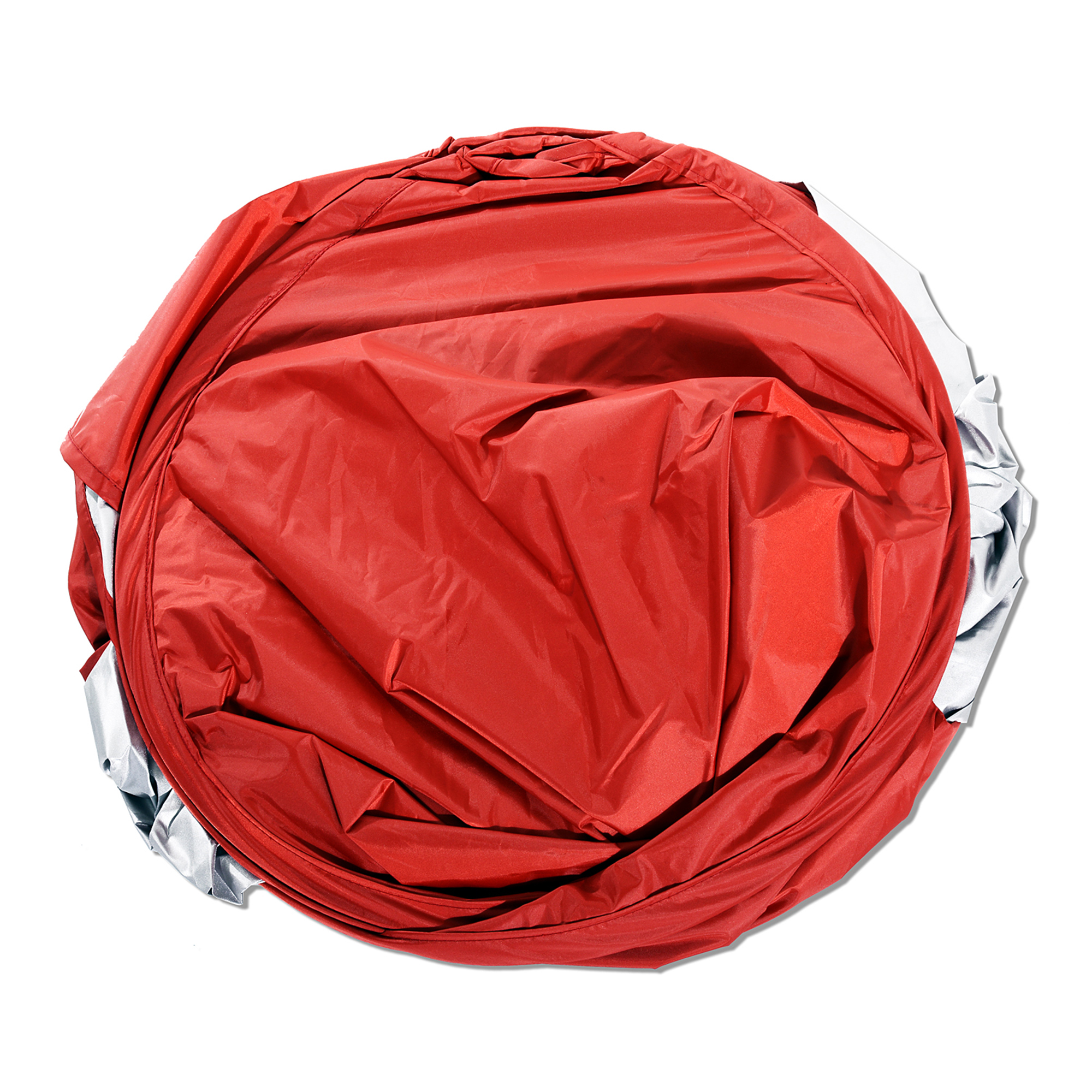Tela roja arrugada con detalles plateados sobre fondo blanco.