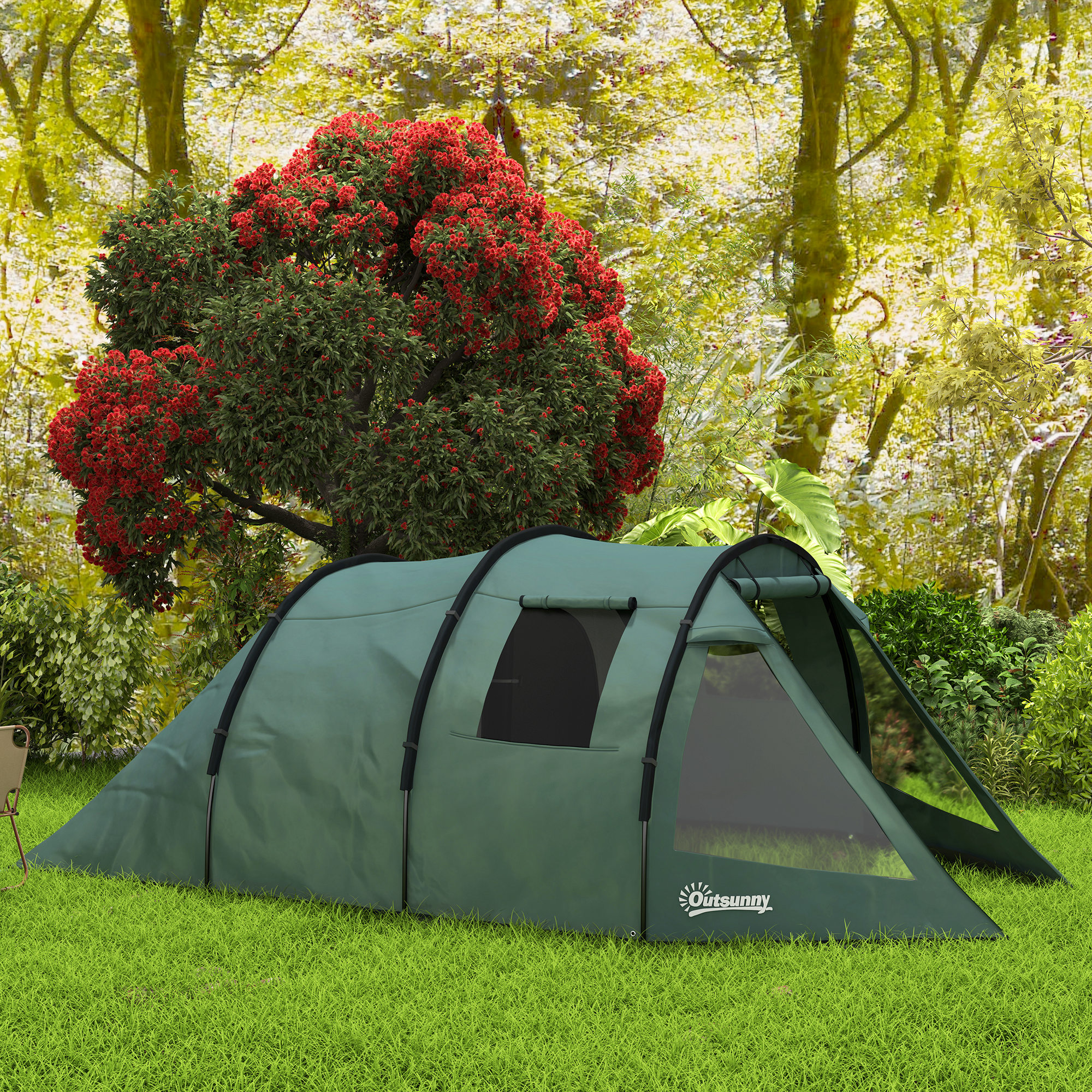 Una tienda verde sobre césped frente a un bosque con follaje rojo y verde.