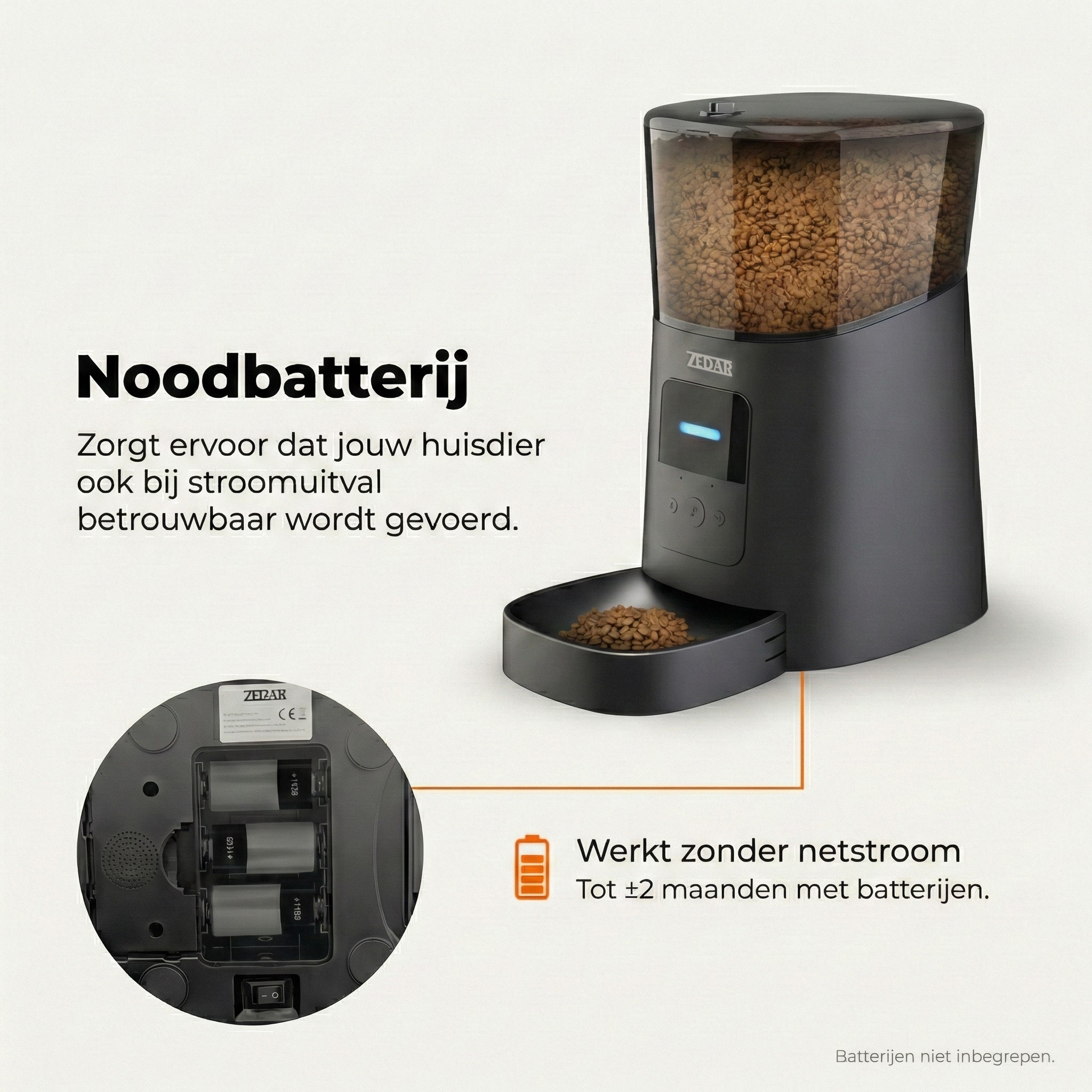 Een zwarte voerautomaat met batterijback-up, gevuld met voer.