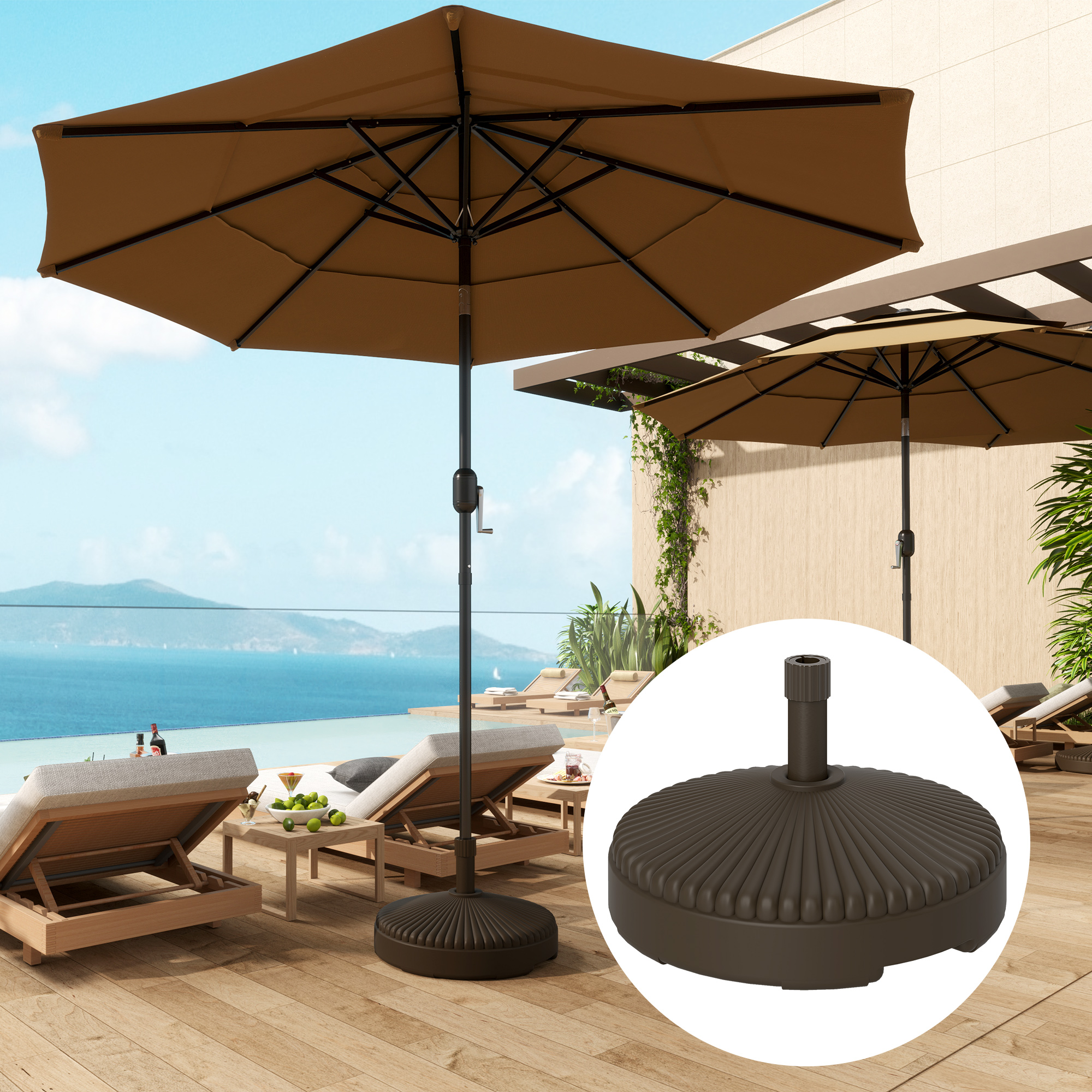 Un parasol marrón con base cruzada se alza en una terraza de madera junto a una piscina.