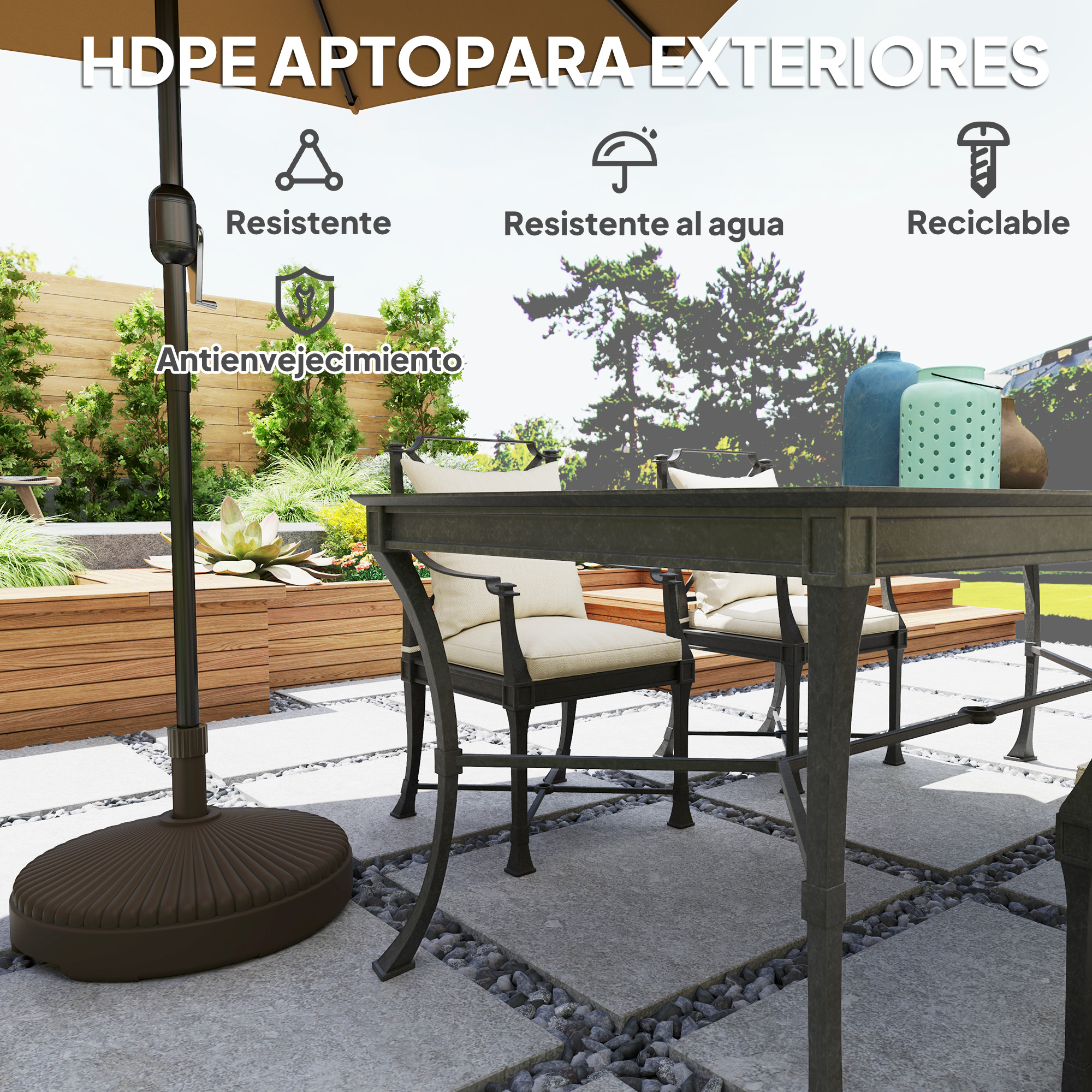 Mesa de jardín con sillas, sombrilla y jarrones sobre patio de piedra.