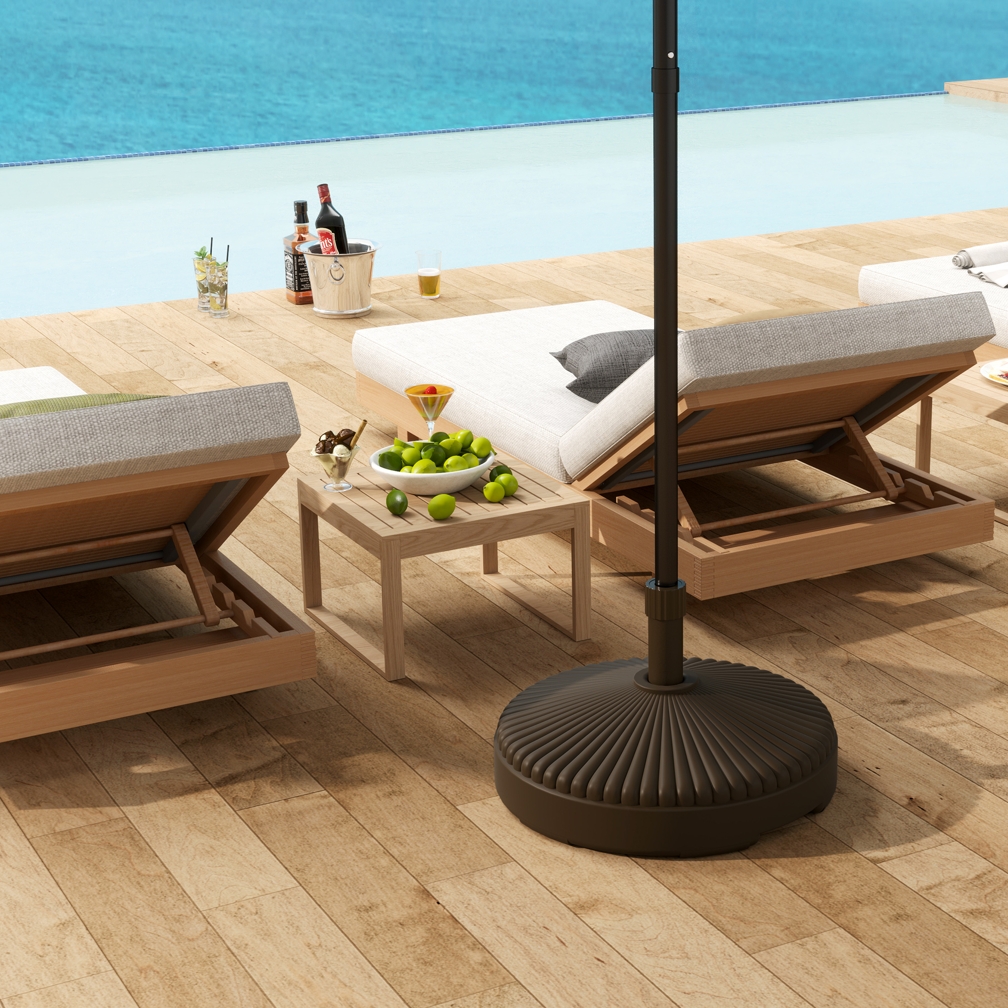 Mobiliario de salón junto a una piscina con bebidas y helado en cubierta de madera.