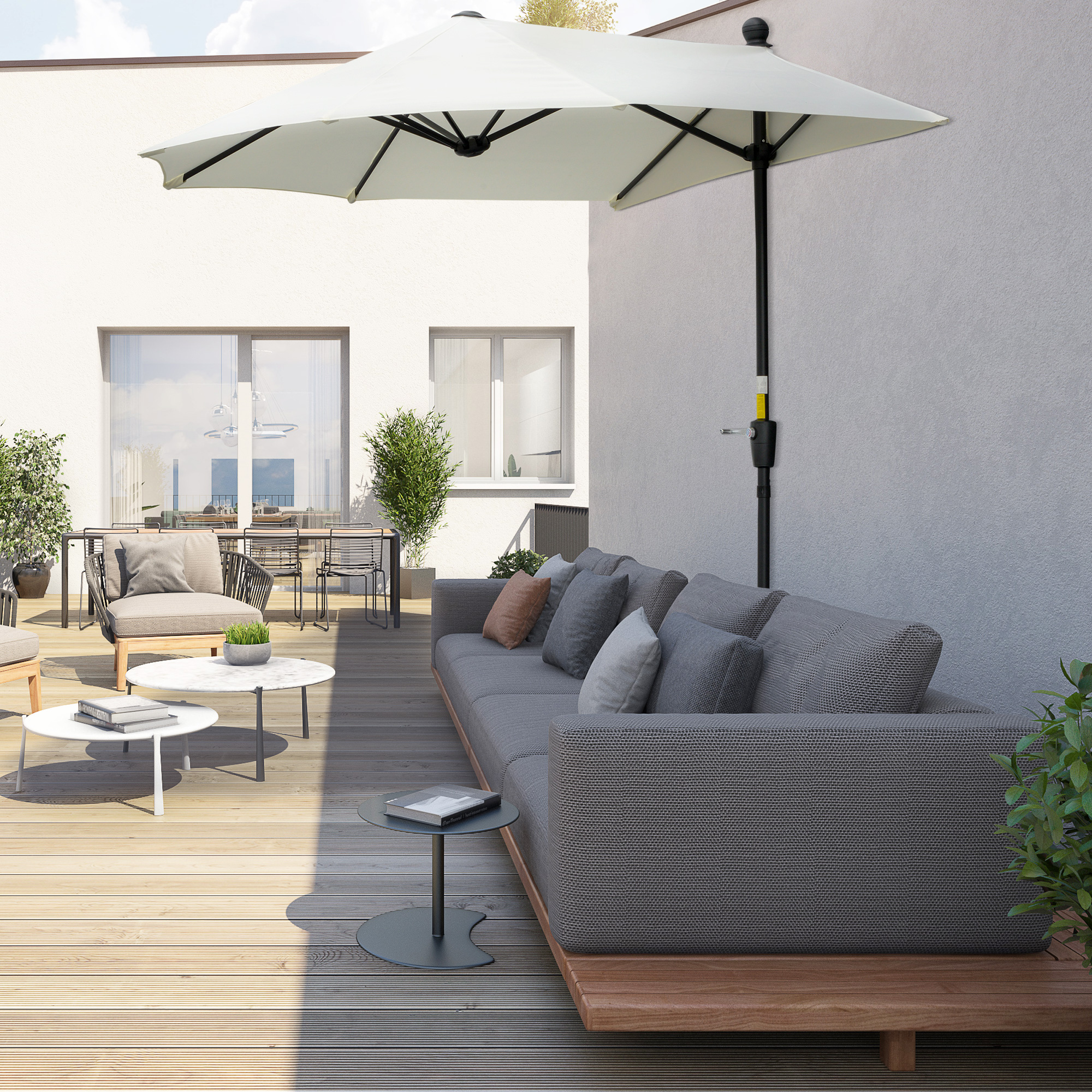Un patio moderno con divano grigio, ombrellone e pavimento in legno.