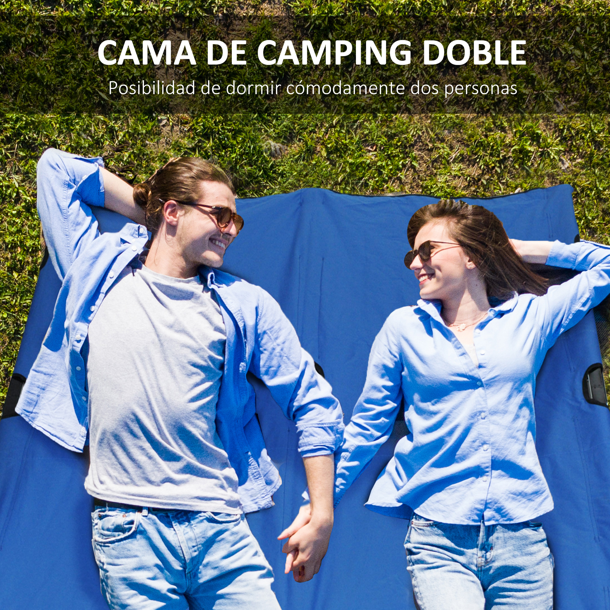 Una pareja cogida de la mano tumbada sobre una colchoneta azul.