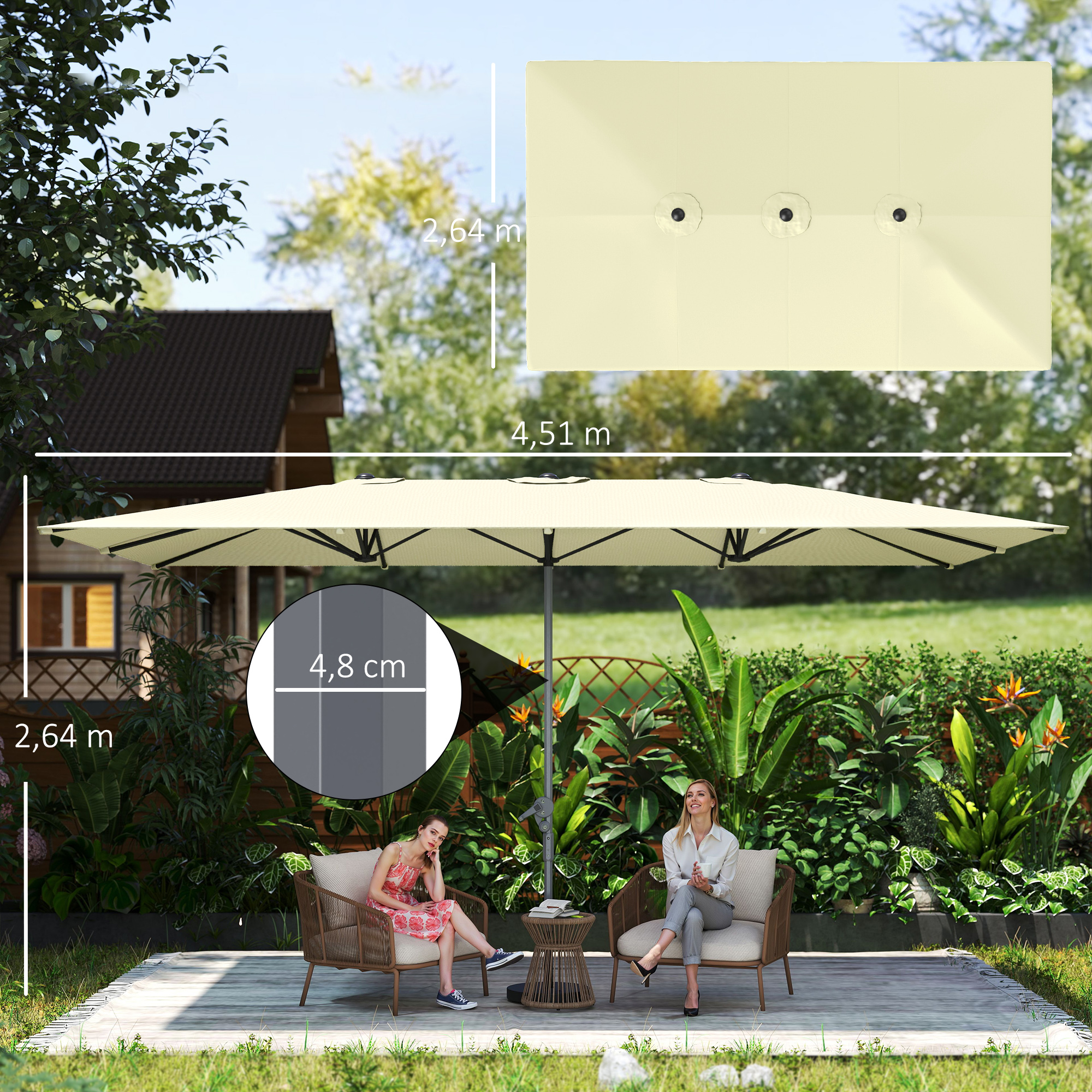 Un gran parasol color crema con dos personas sentadas en sillas.