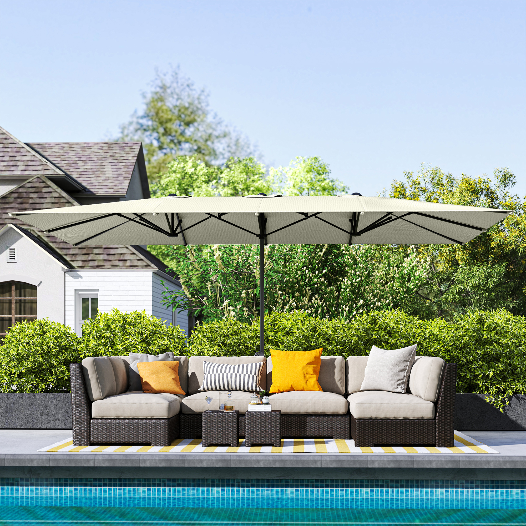 Sofá modular exterior junto a la piscina con sombrilla grande, cojines y casa al fondo.