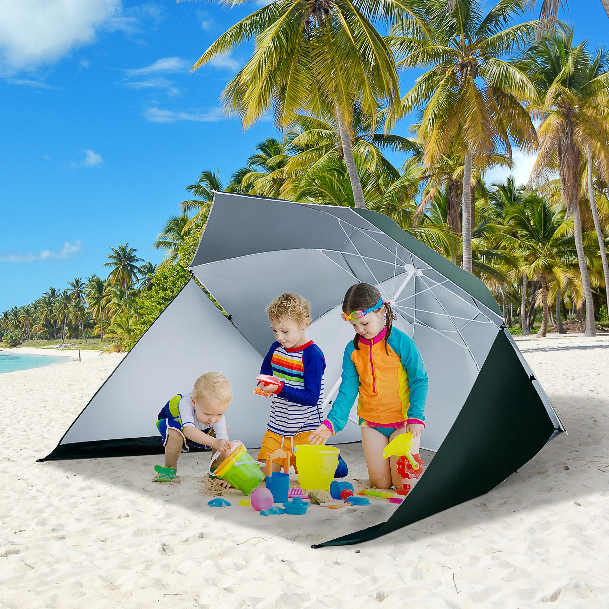 Niños juegan en la arena bajo una sombrilla de playa con palmeras.