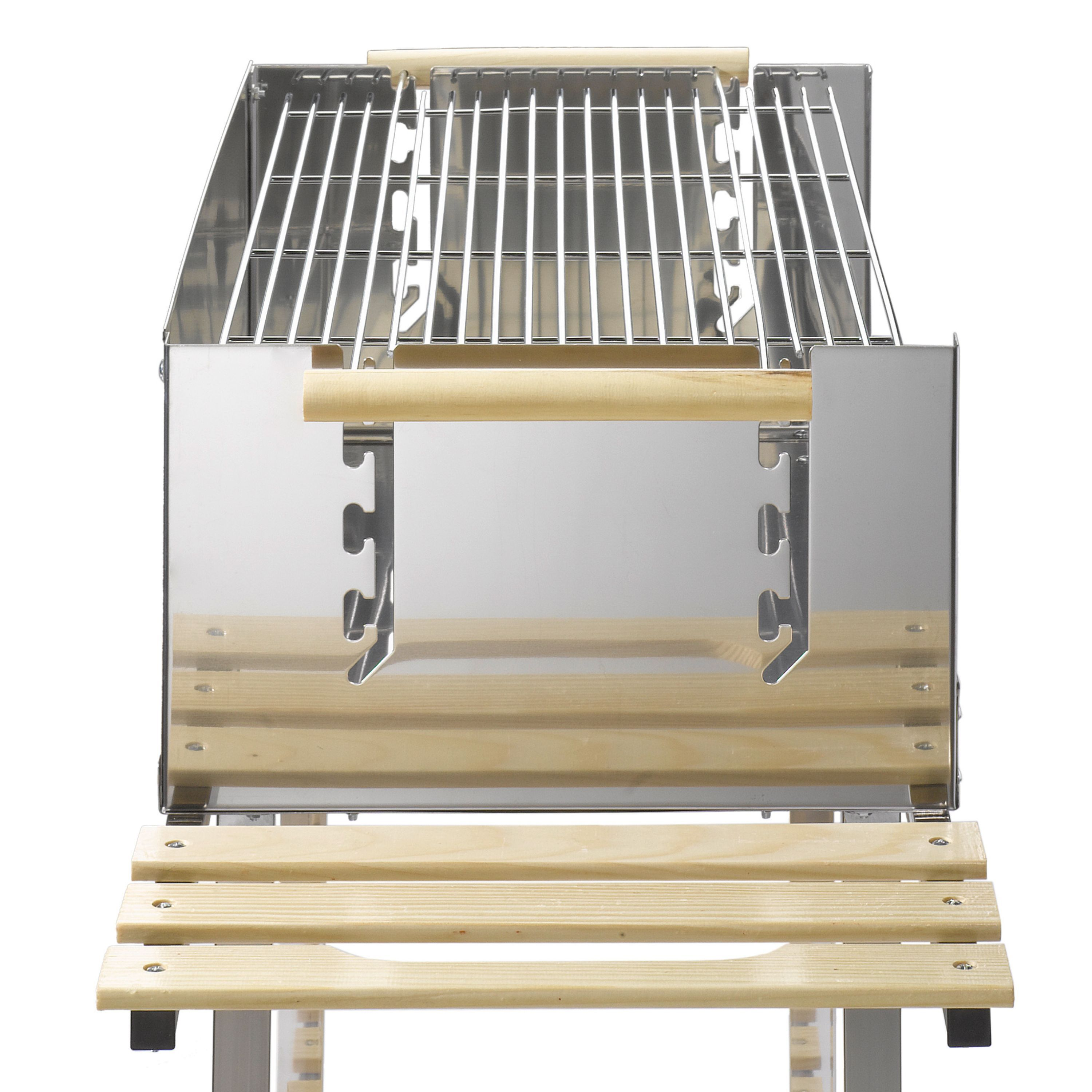 Ein kompakter Grill aus Metall mit Holzakzenten und Grillrost.