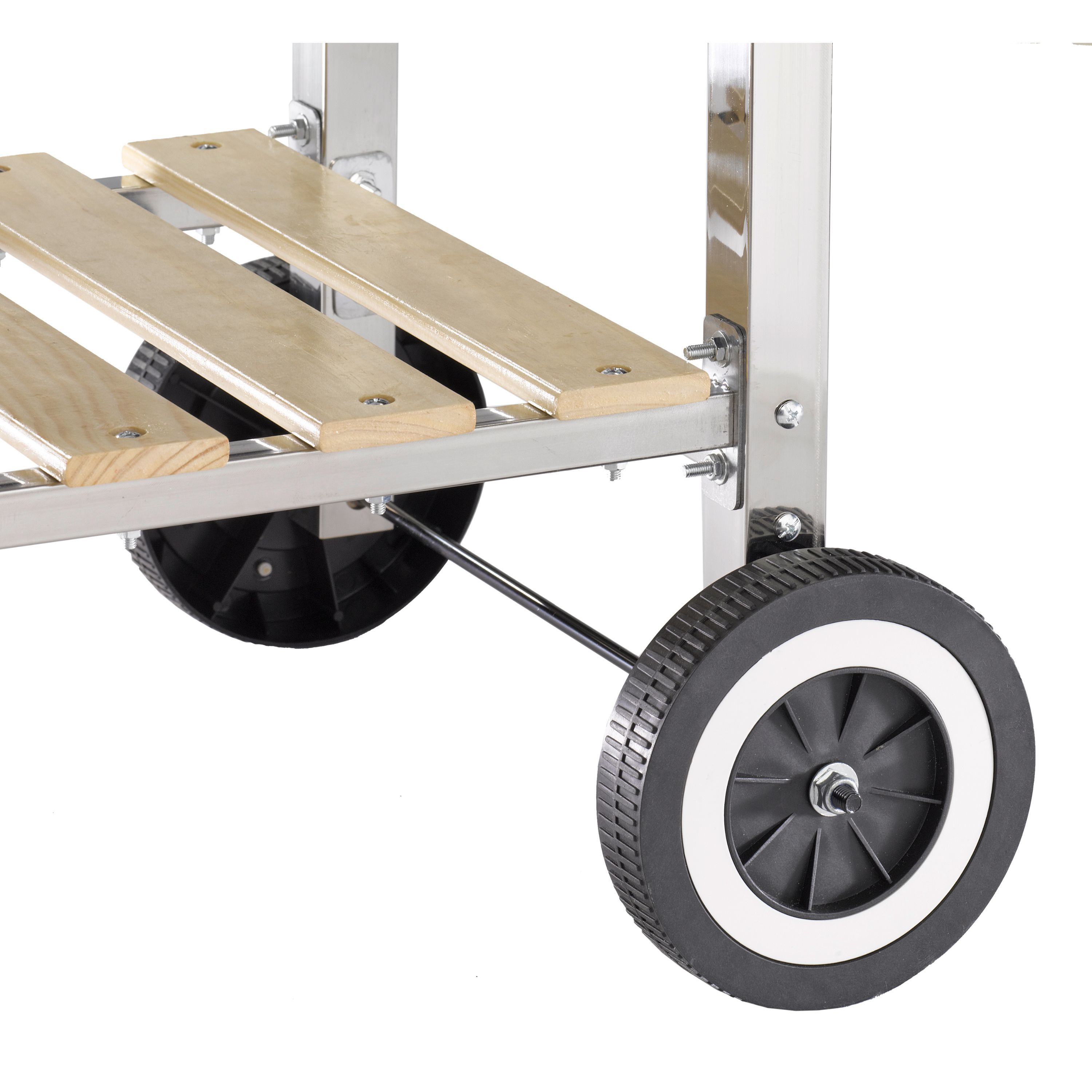Nahaufnahme eines metallischen Wagens mit Holzlatten und Rädern.