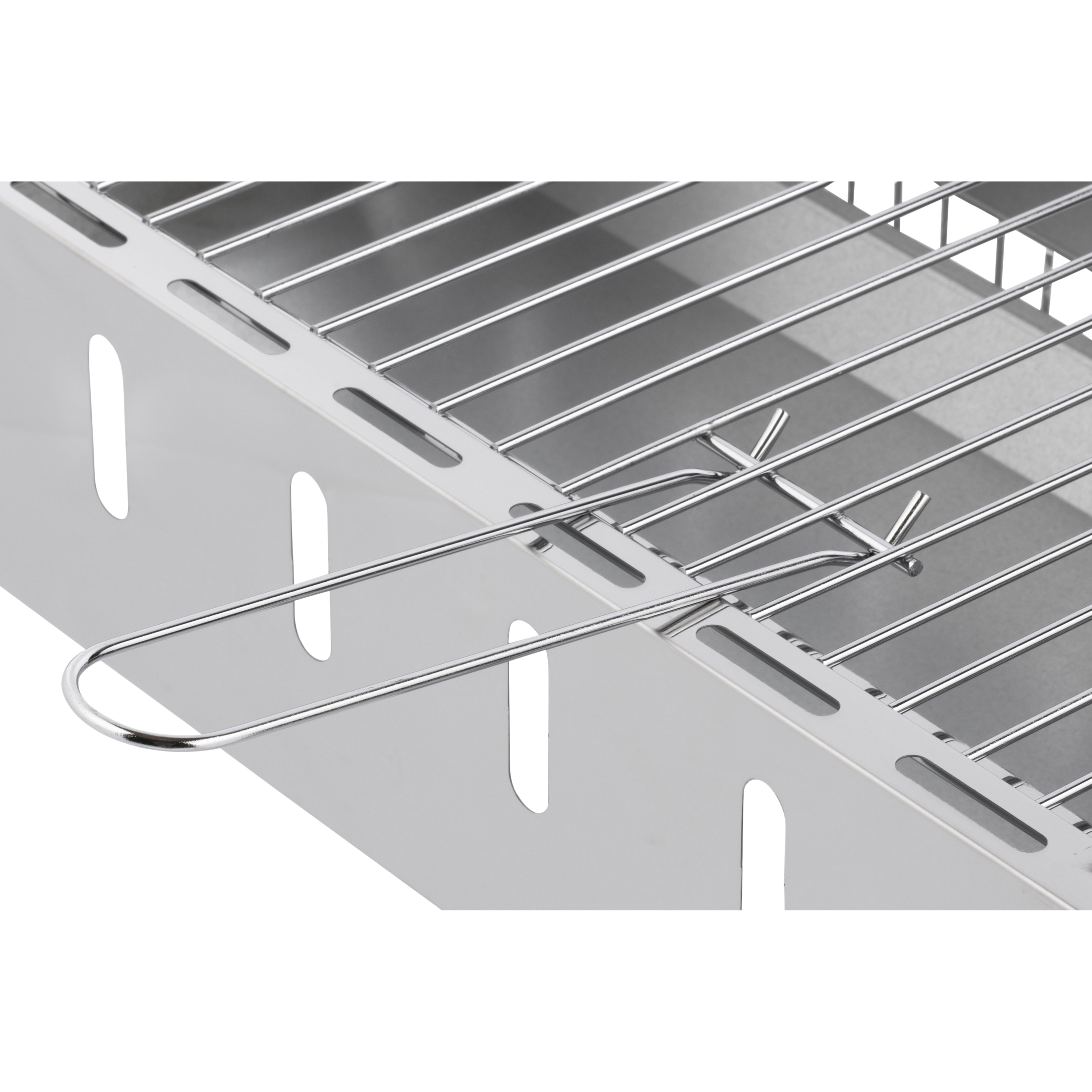 Nahaufnahme einer silbernen Grillfläche mit parallelen Stäben und Lüftungsschlitzen.